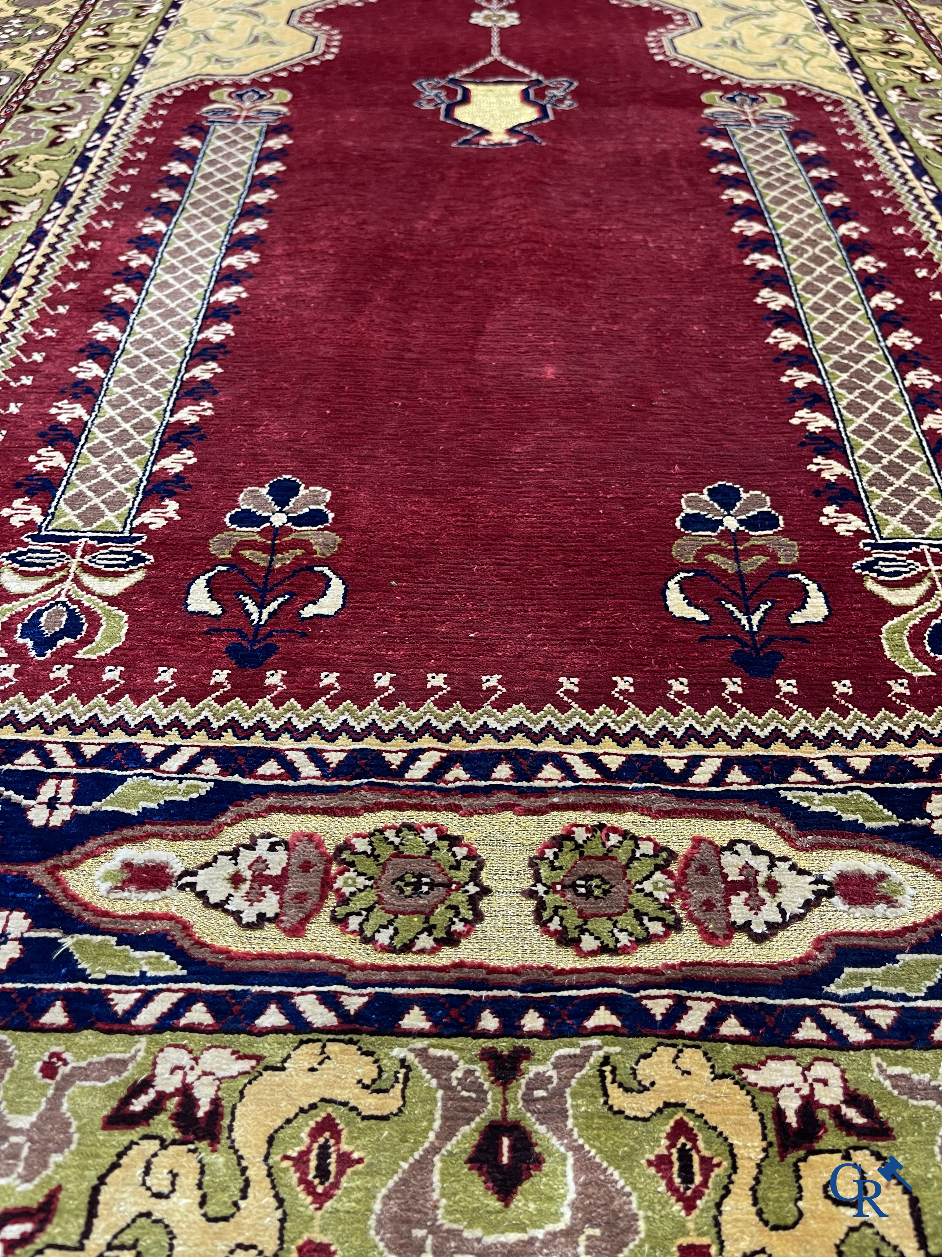 Oosterse tapijten. Een uiterst fijn handgeknoopt zijden tapijt met inscripties en gouddraad. Gesigneerd.