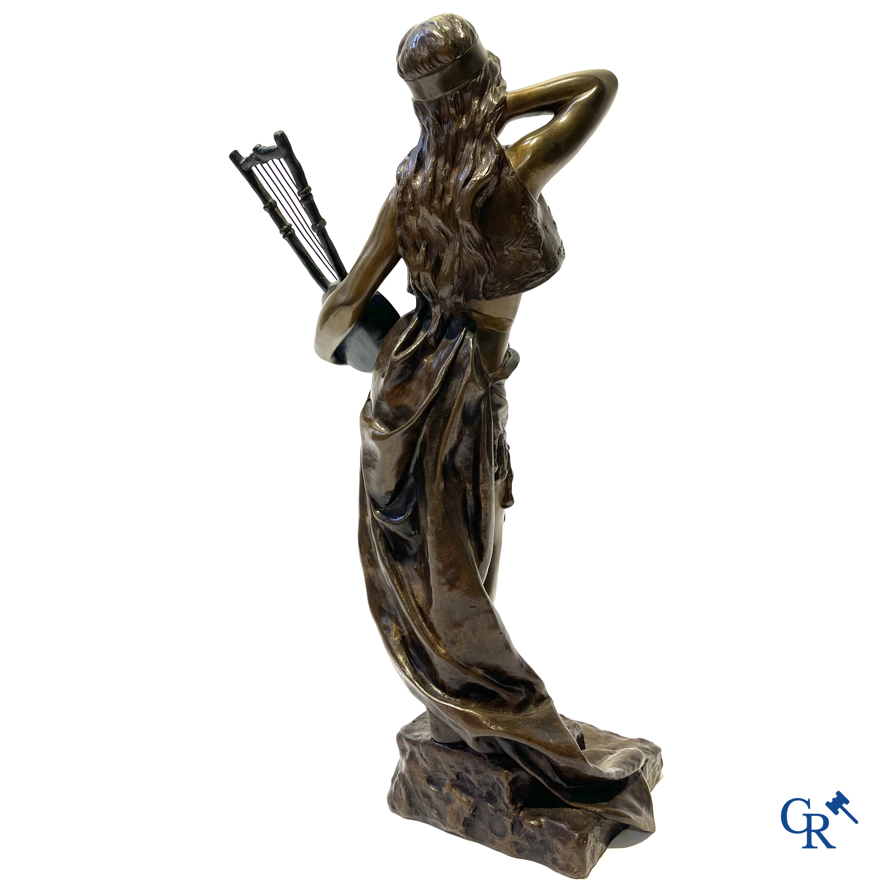 Emmanuel Villanis (1858-1914) Bohémienne. Bronzen beeld met dubbele patina. Gesigneerd E. Villanis. Gieterijstempel.