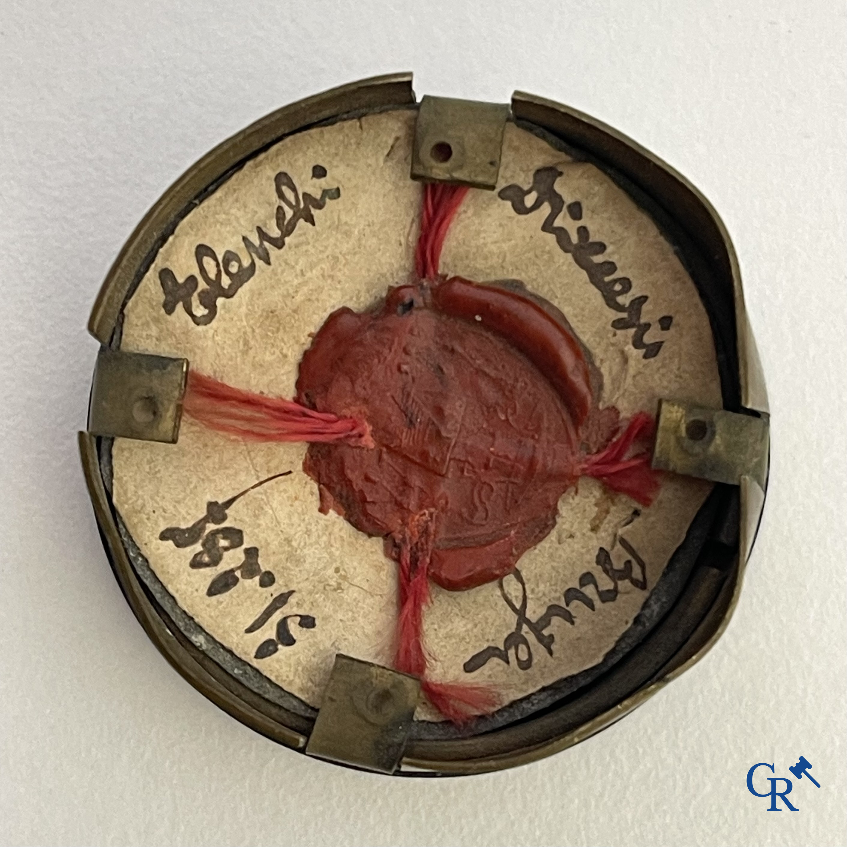 Religieuze objecten. Een verzegelde theca met relikwie van Sint Theresia van Avila.