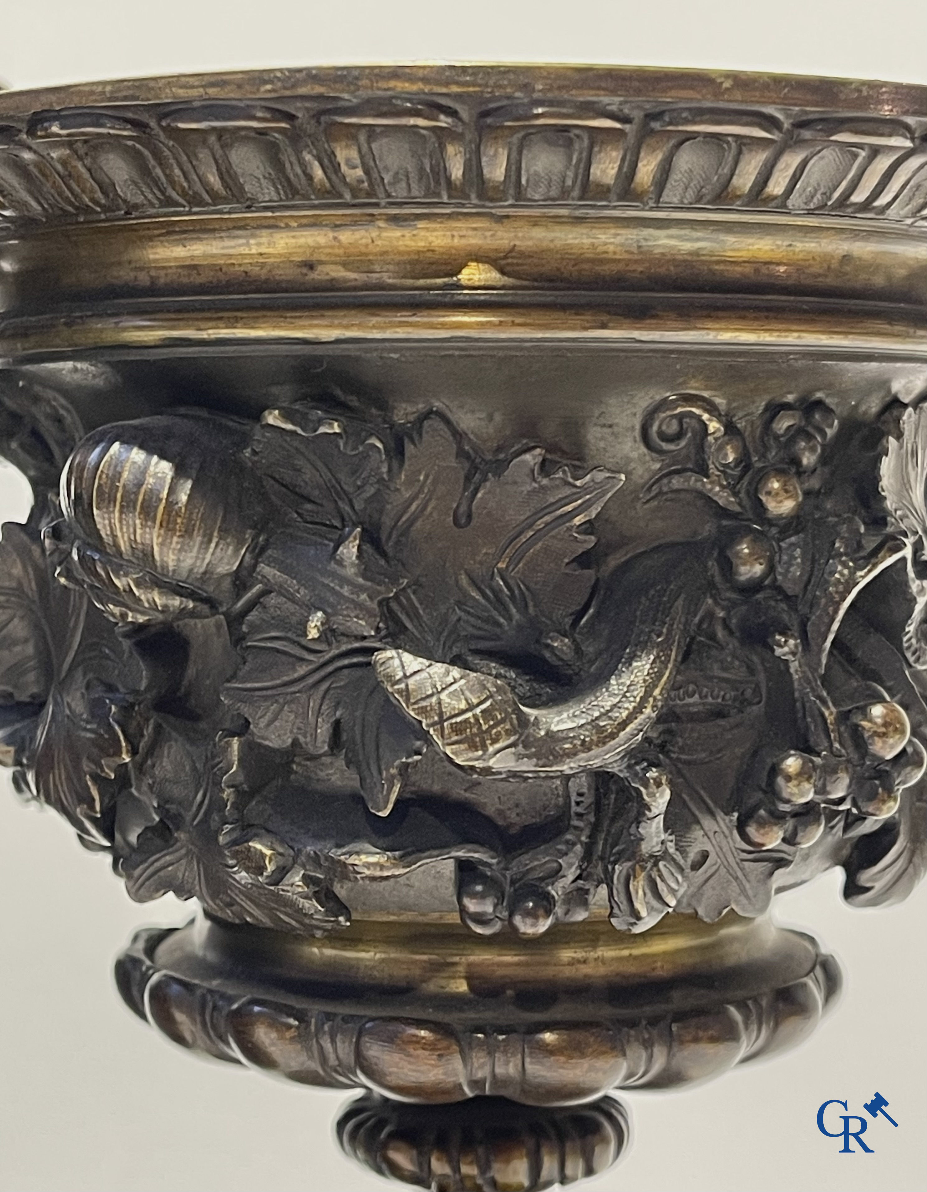 3 delige schouwgarnituur in marmer en brons in de stijl van Clodion. Circa 1900.