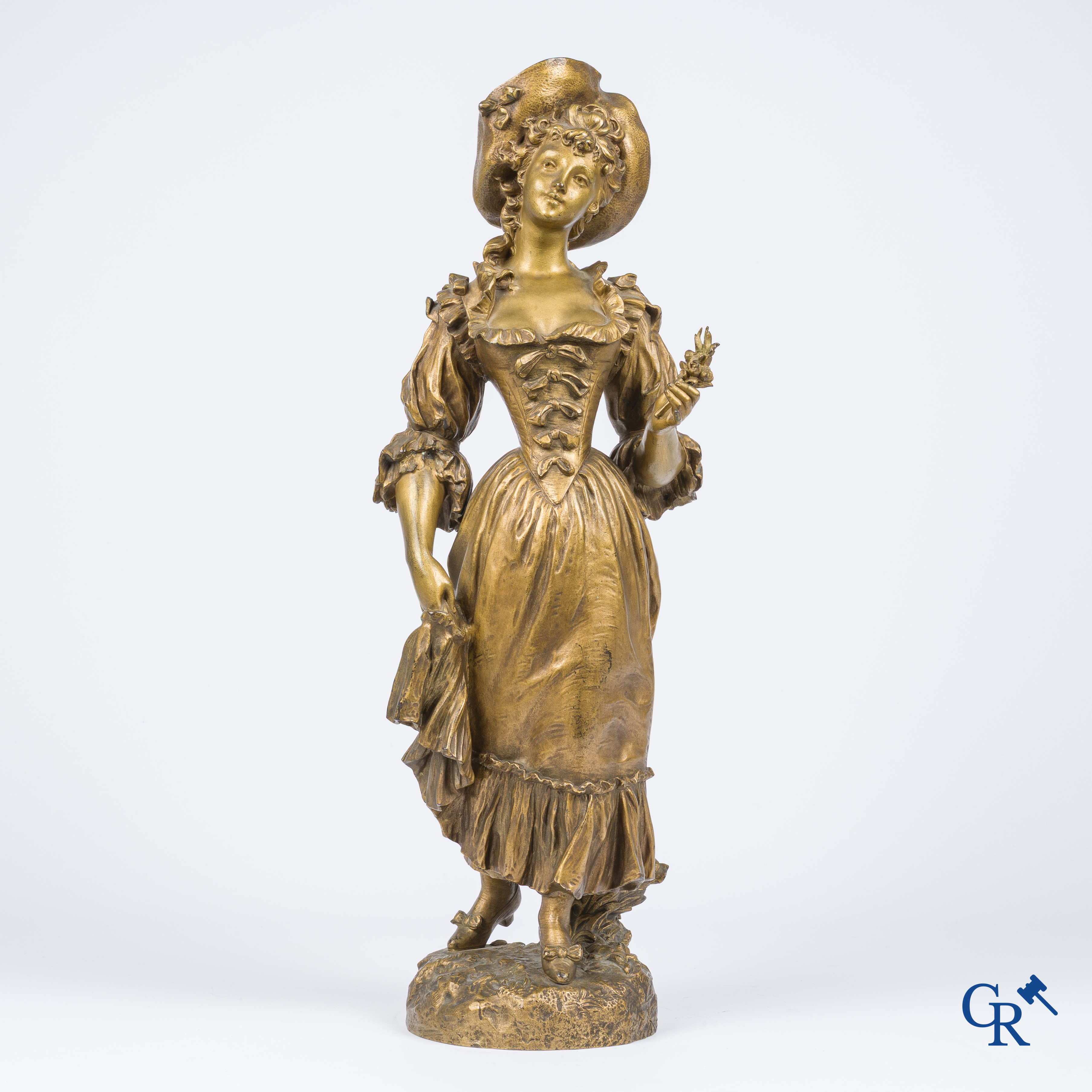 Kossowski. Fijn geciseleerd en verguld bronzen beeld van een jonge dame met bloemen in Belle Epoque stijl. Circa 1890.