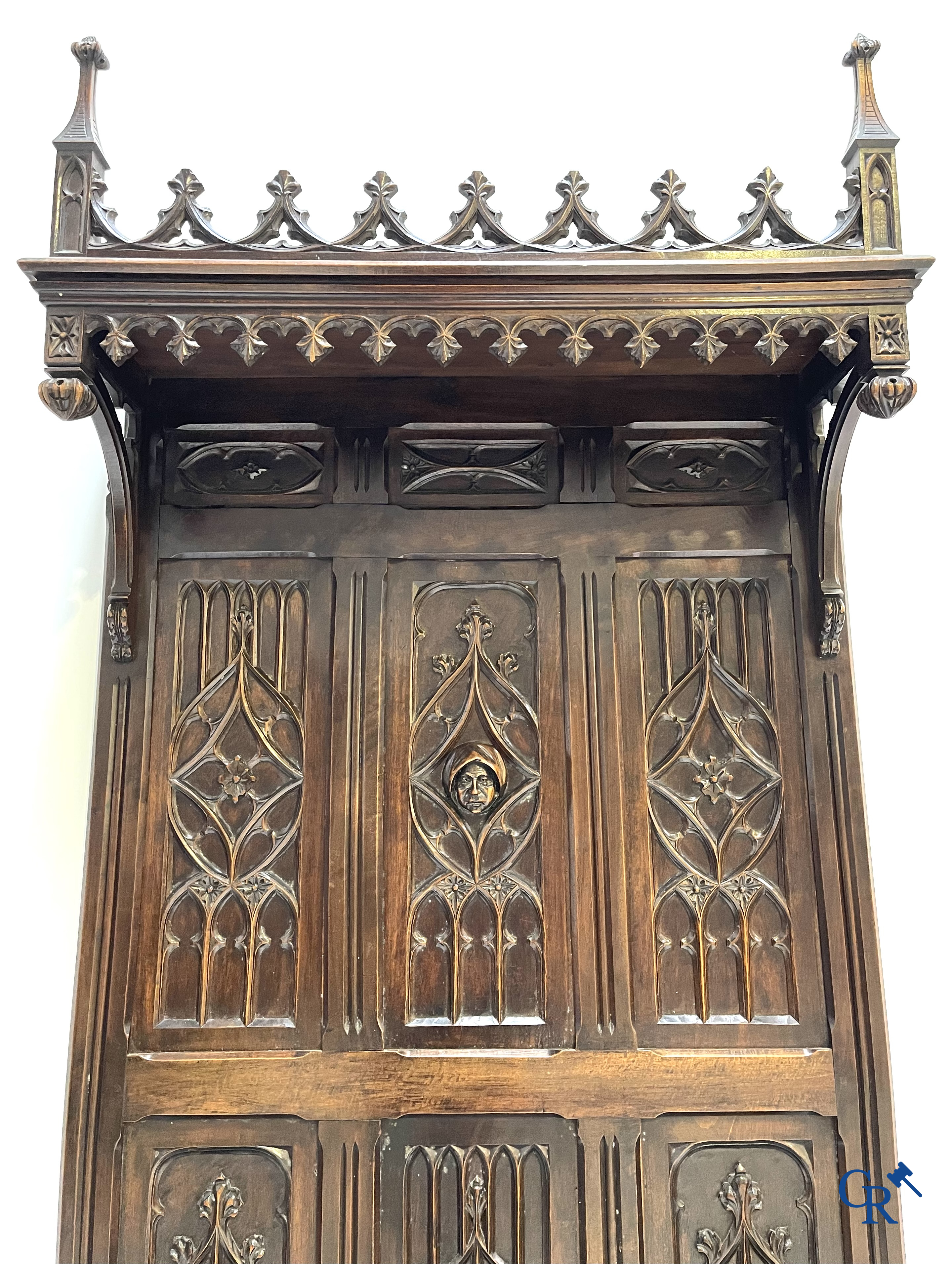 Een neogotische hallbank met koffer in notelaar. Gemerkt "Au Gros Chêne" à Paris.