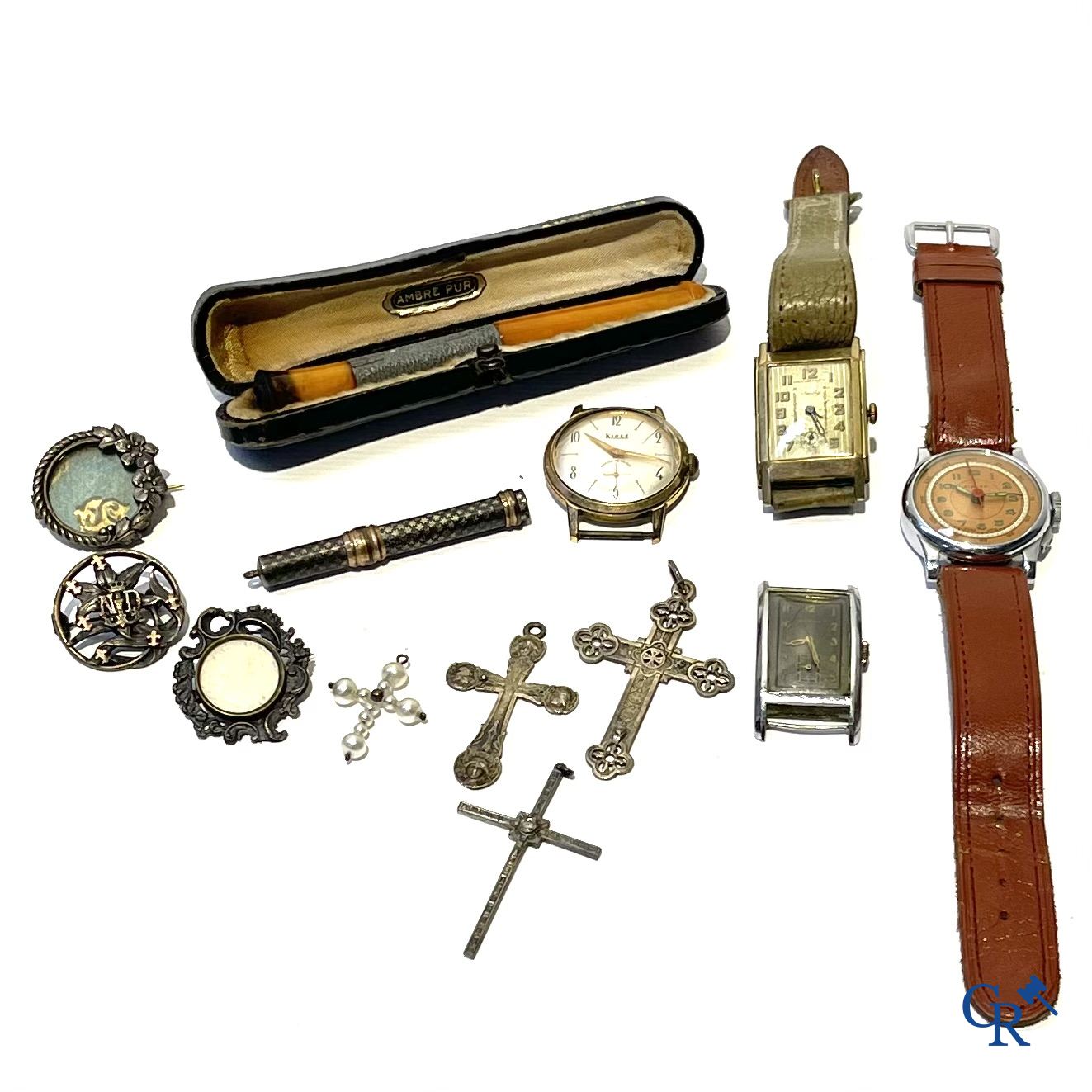 Uurwerken, juwelen. Een kavel met 4 heren polshorloges, religieuze objecten in zilver, sigarettenhouder in amber, enz.