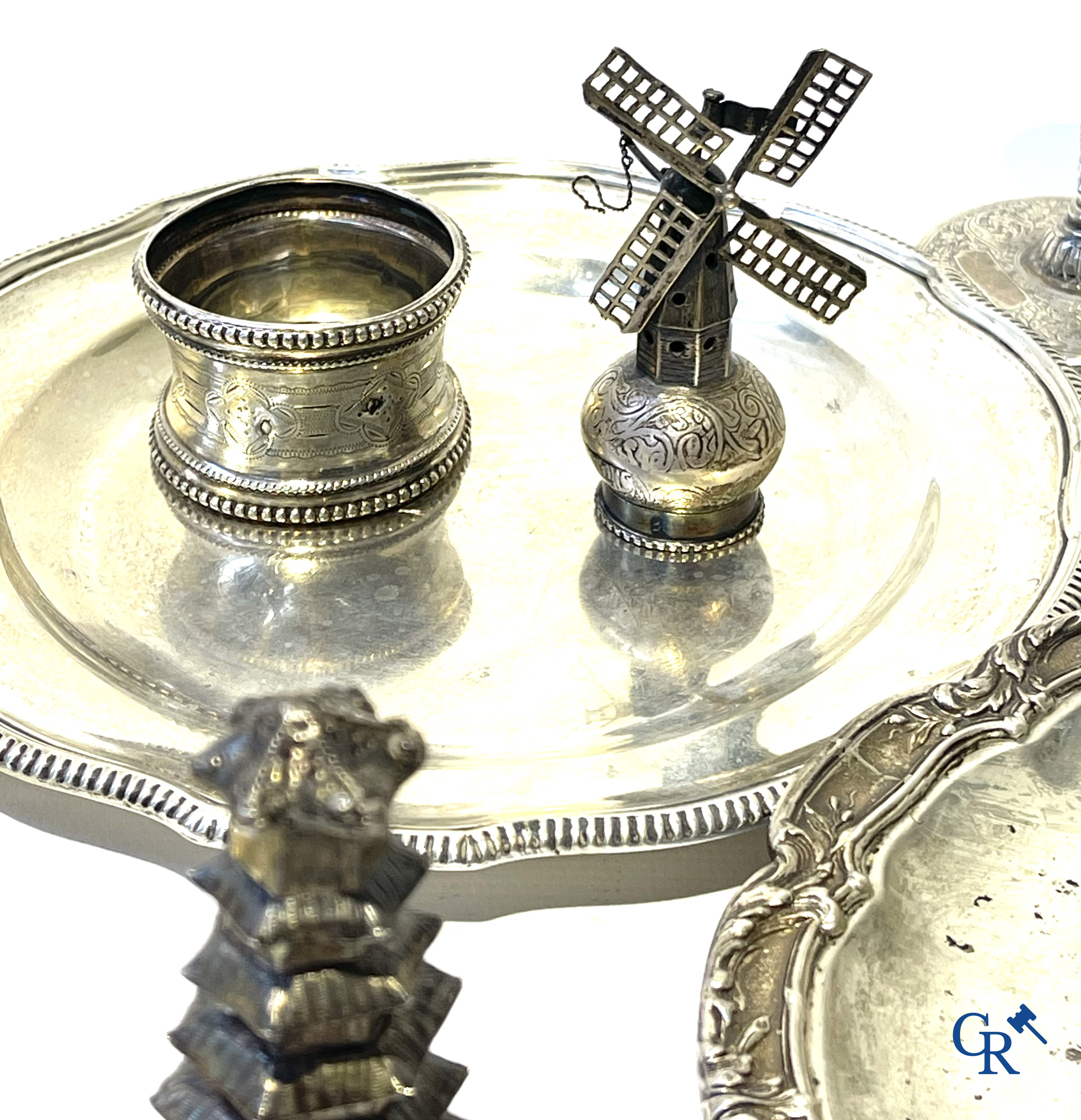 Lot met diverse vitrineobjecten in zilver en andere. Diverse keurmerken waaronder Delheid, Victor Boivin enz. 19e eeuw.