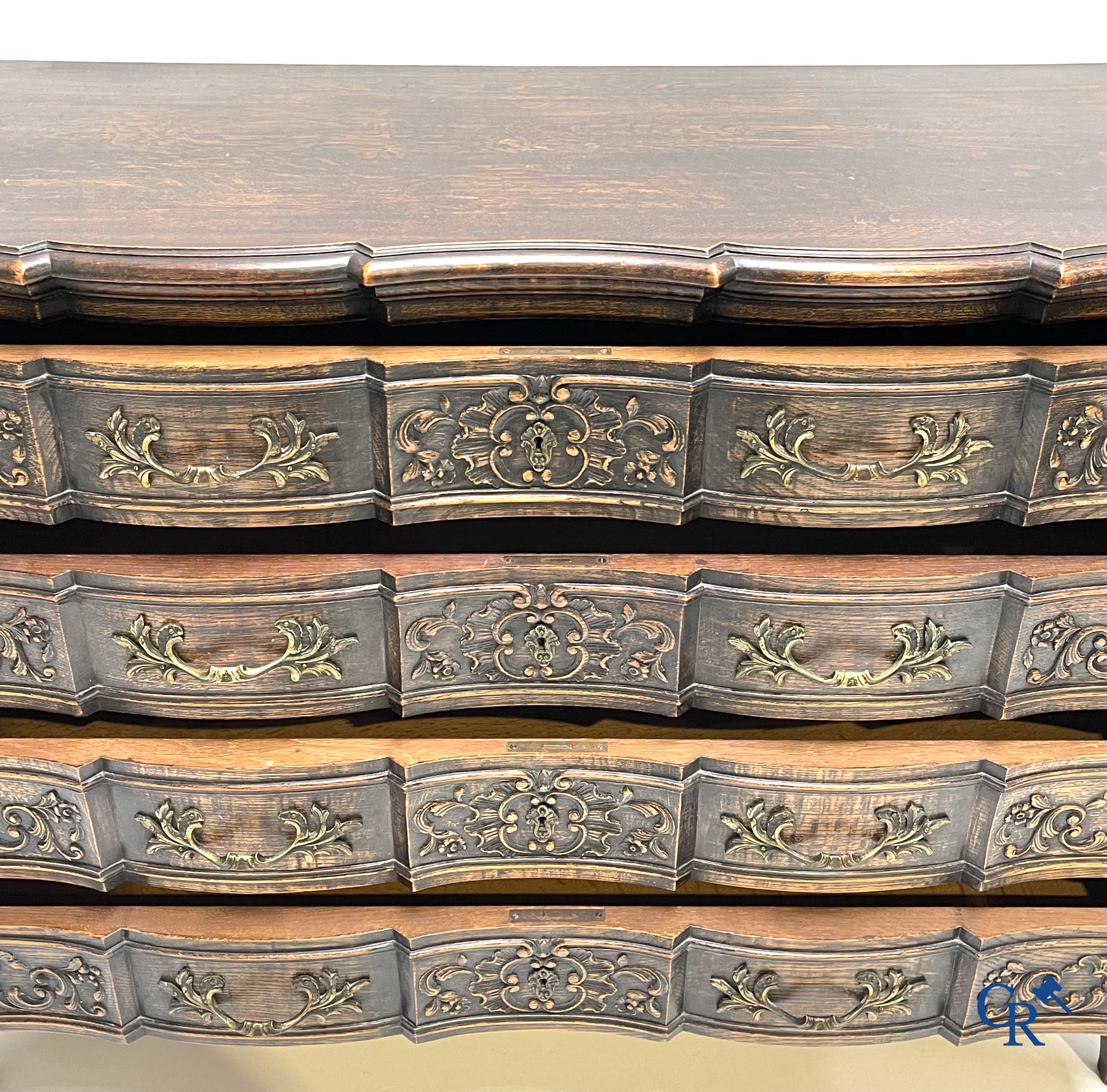 Mooie eikenhouten gesculpteerde commode met 4 laden in LXV-stijl.