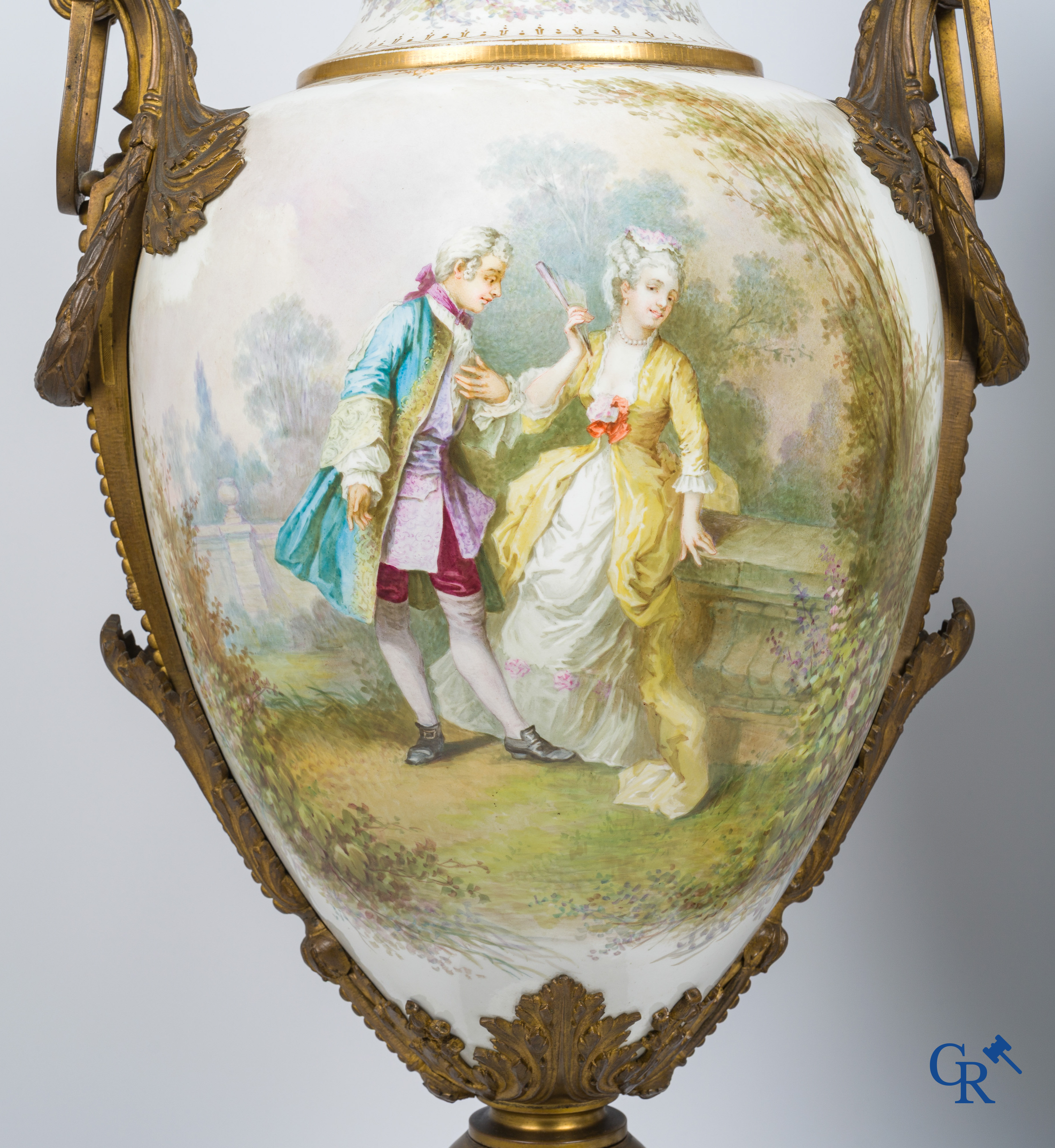 Sèvres. Een paar grote vazen op draaisokkel in Sèvres porselein met bronzen monturen. Gesigneerd Bertren. LXVI-stijl.