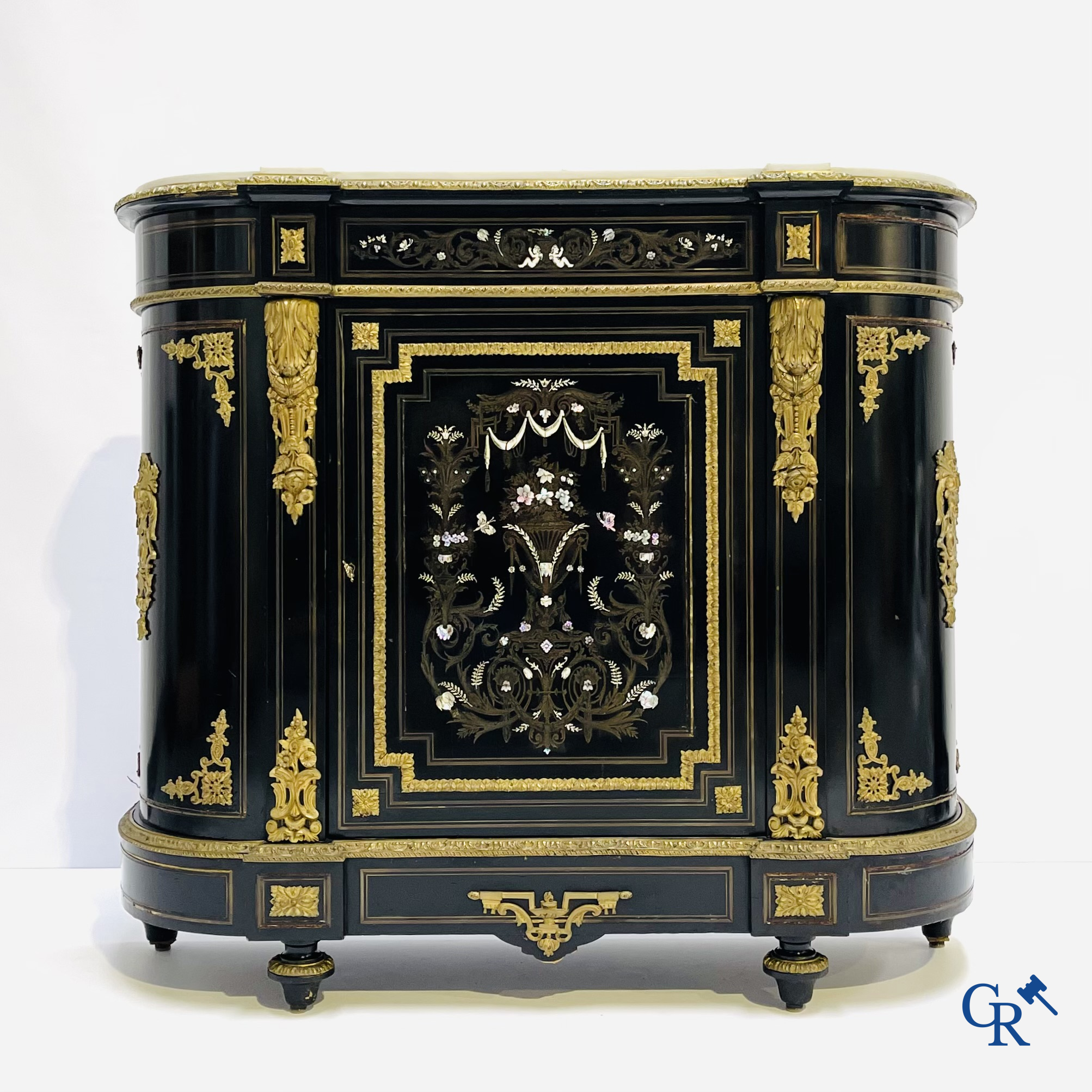 Napoleon III meubel in zwartgelakt hout en bronsbeslag. Marquetterie in de stijl van Boulle en parelmoer inlegwerk.