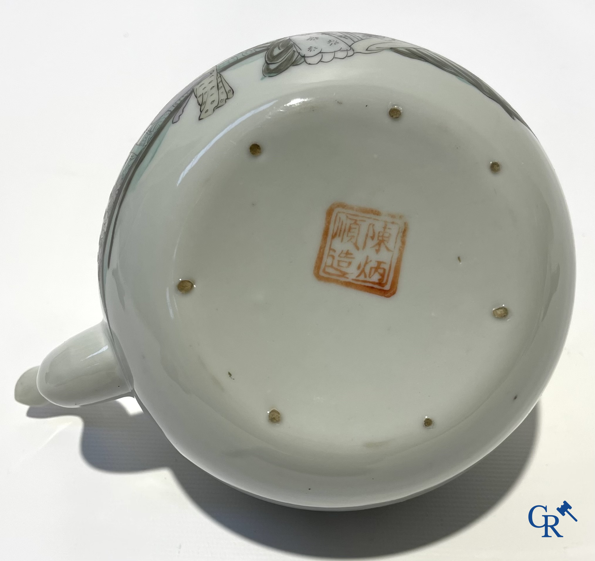 Aziatica. Chinees porselein. Een kavel van 2 Chinese theepotten en een Chinese kom.