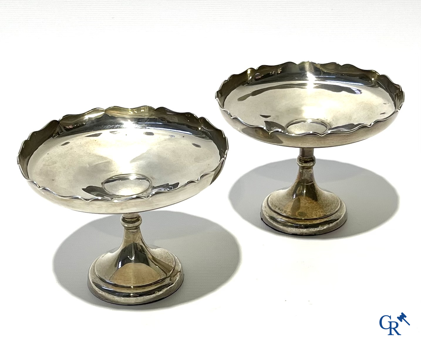 Zilver. 6 vormstukken in zilver, voornamelijk Sterling en een 18e eeuws mes in zilver.