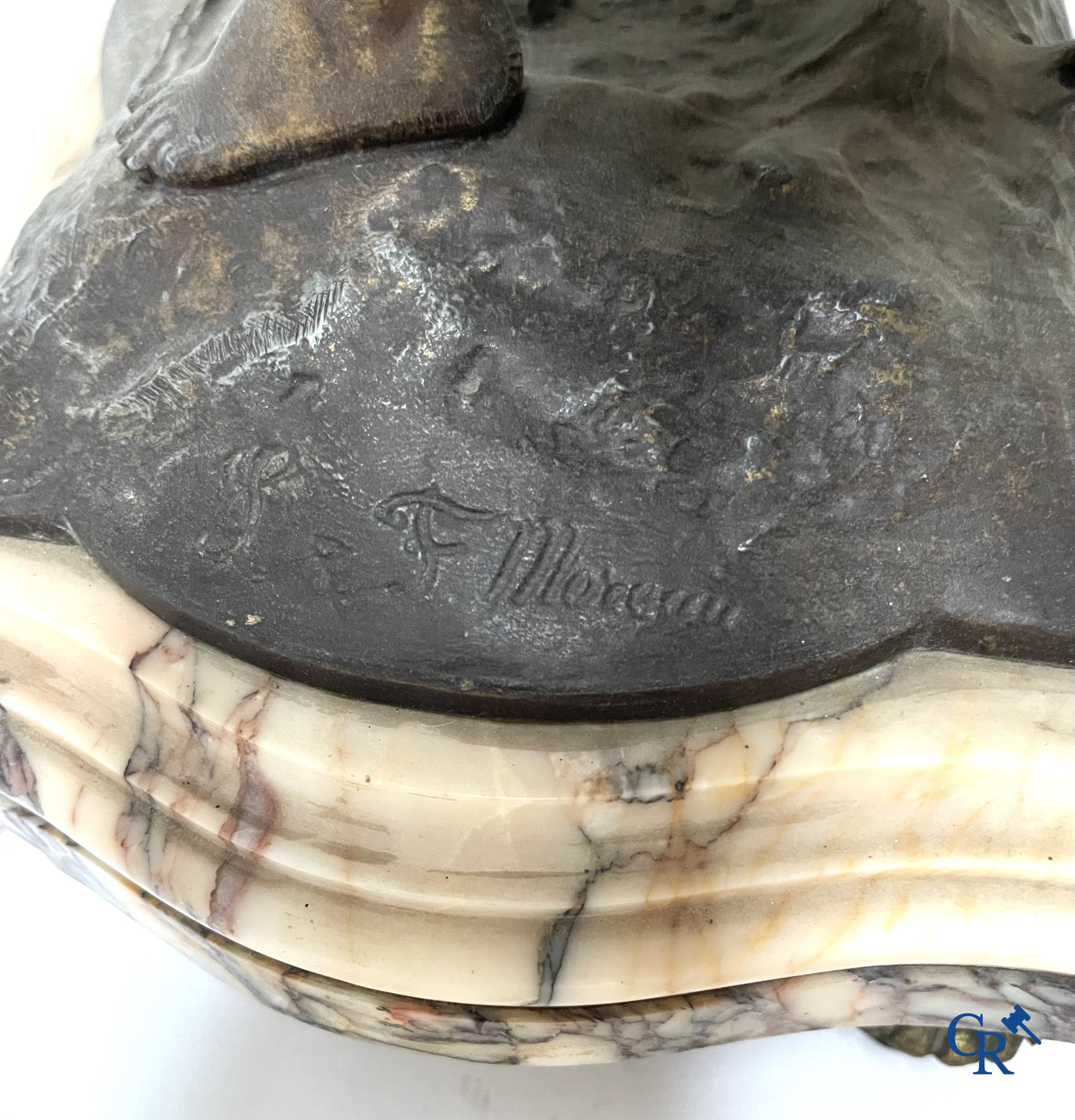 Louis & François Moreau (naar). Een grote 3-delige schouwgarnituur in kunstbrons en marmer. Circa 1910.