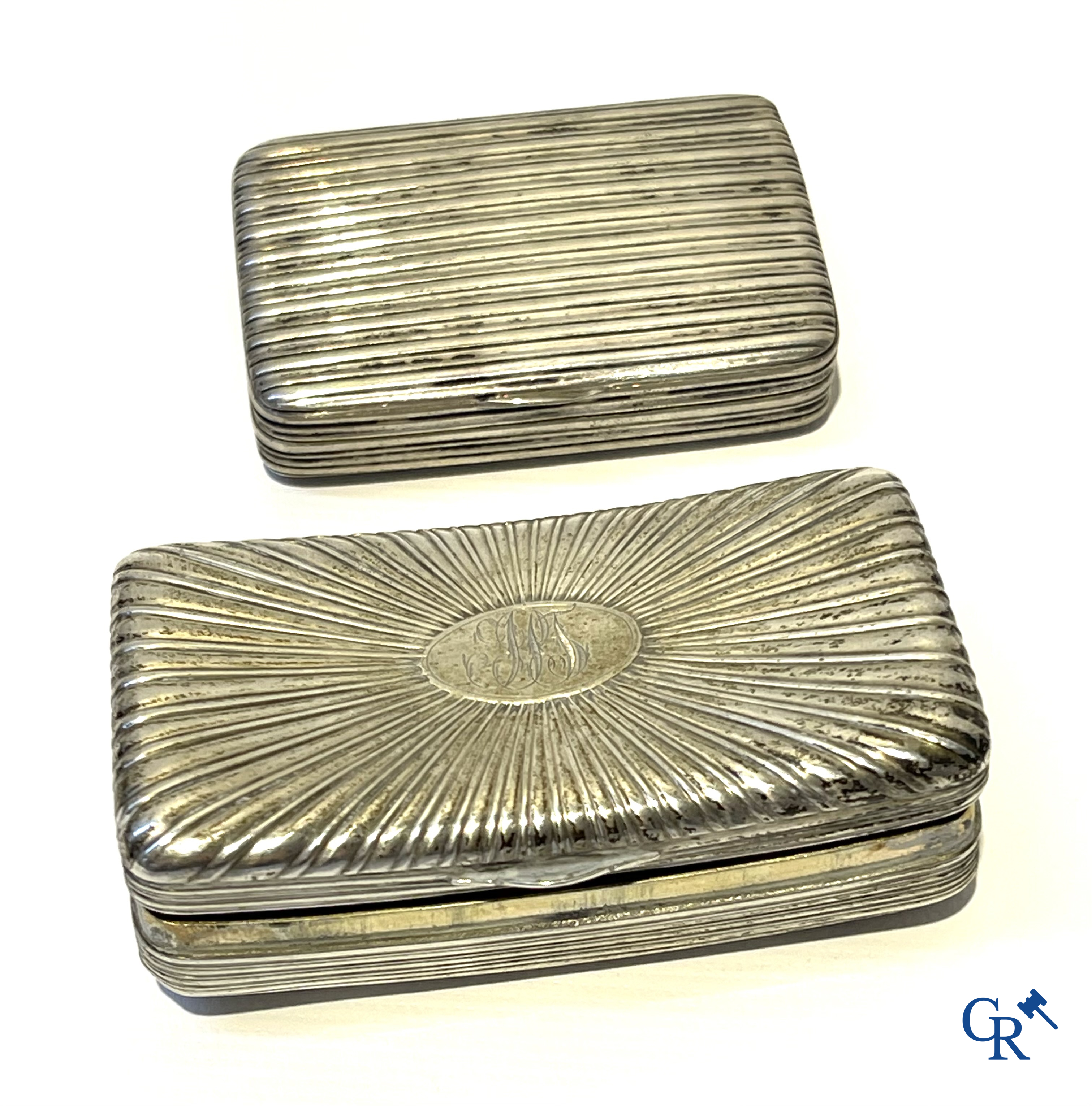 Lot with display case objects, jewellery with diamond, timepieces, silver tobacco boxes, micro mosaic, etc. 18th-19th-20th century.