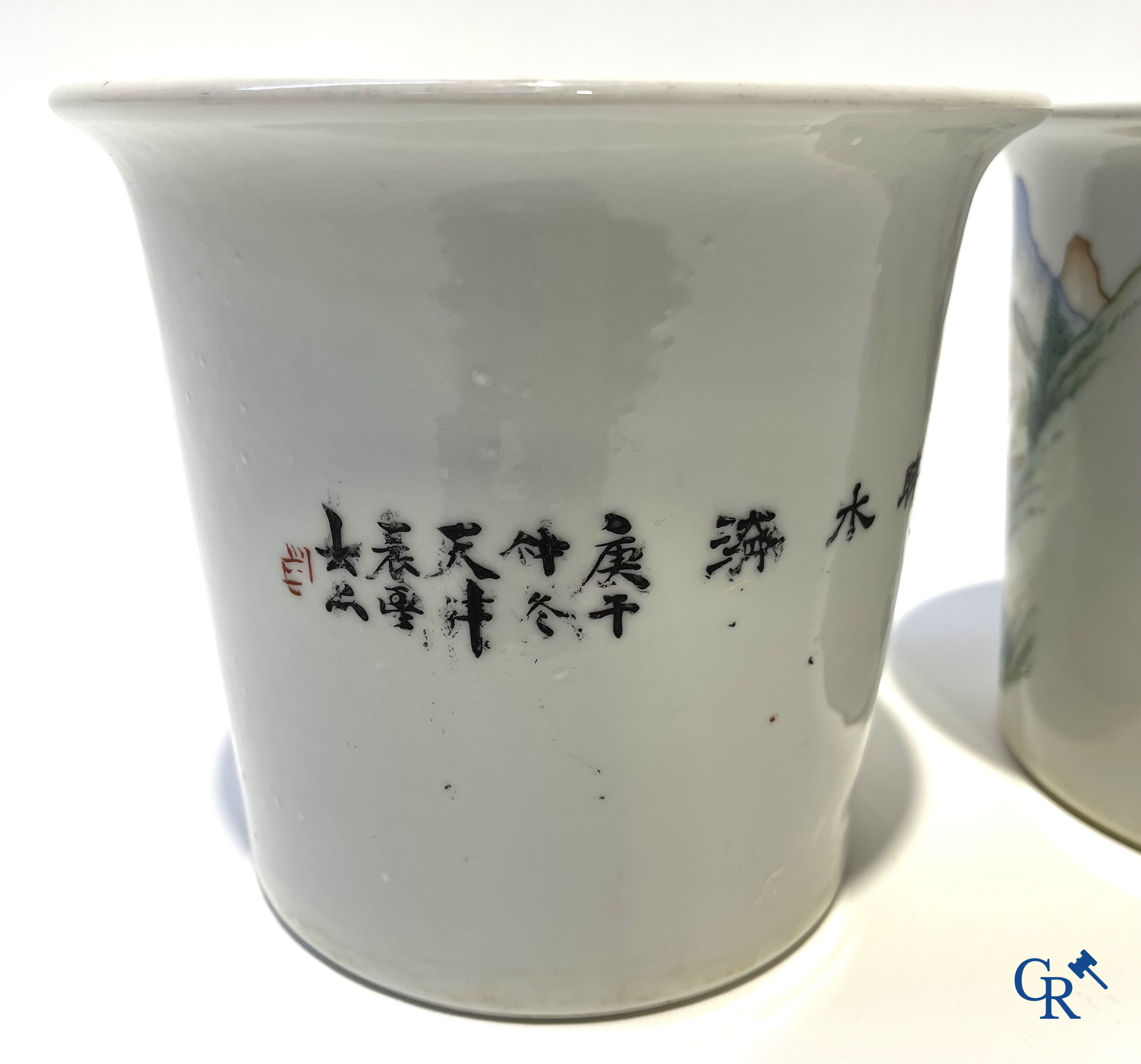 Asian Art. Chinese porcelain. A pair of jardinières with landscapes.