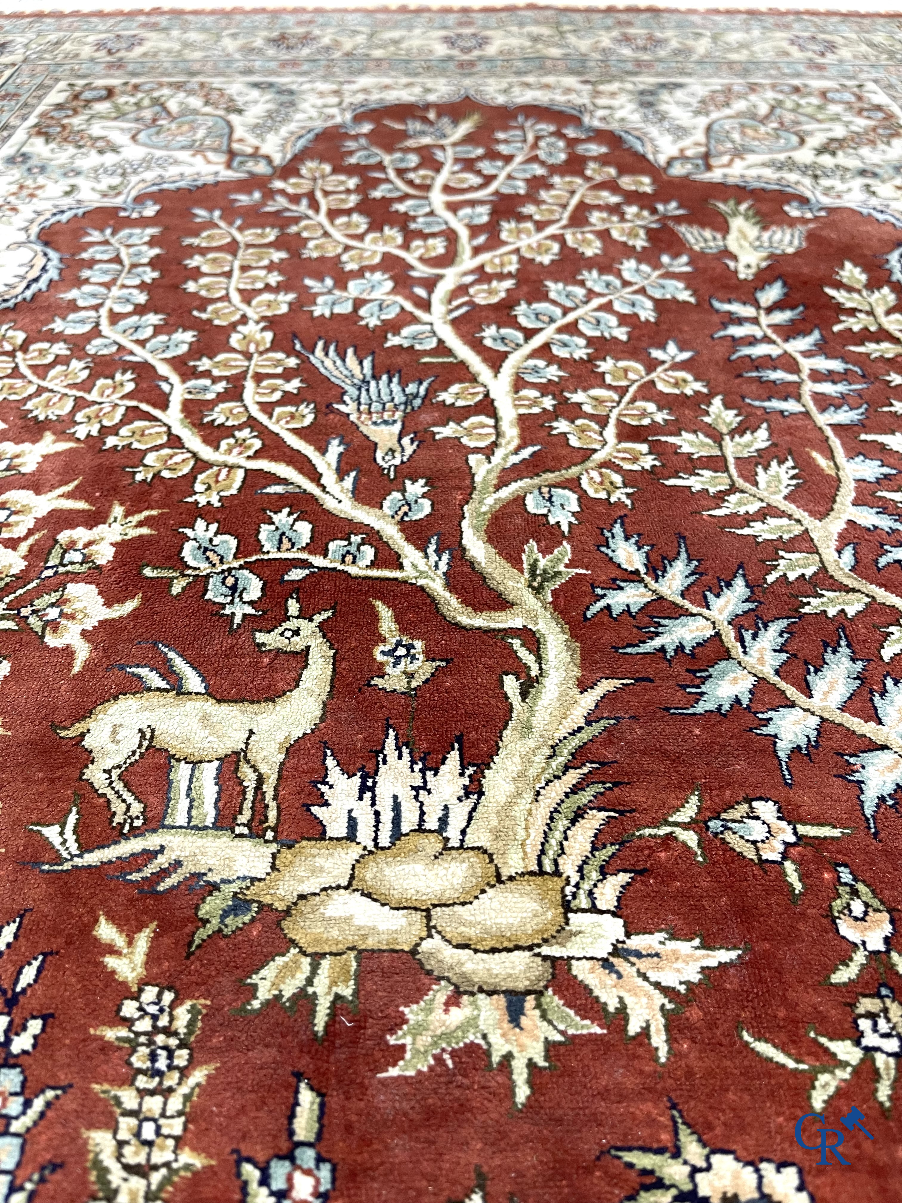 Oosterse tapijten. Hereke. Een fijn handgeknoopt zijden tapijt met dieren en vogels in het woud. Gesigneerd.