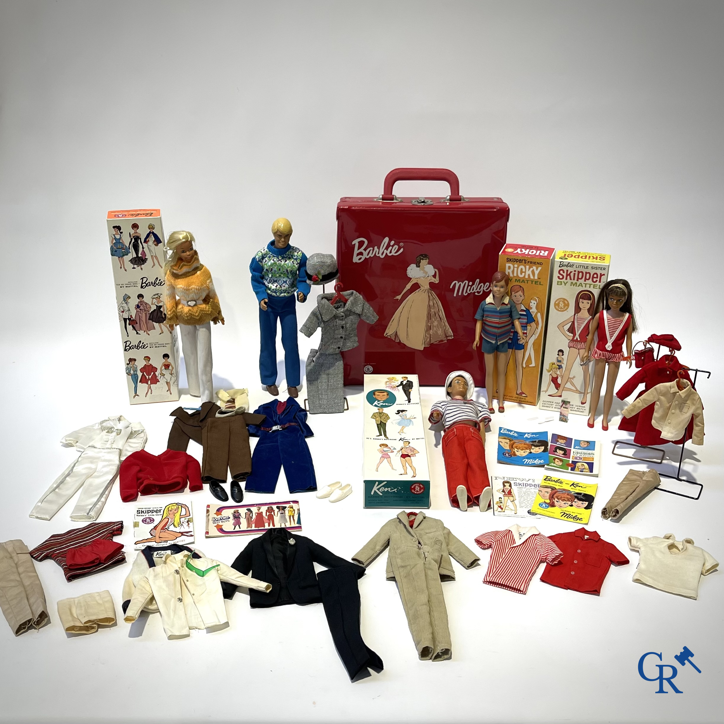 Old Toys. Mattel, a great lot of dolls and attributes. Barbie, Ricky, Skipper, Ken etc. 1960's and later.