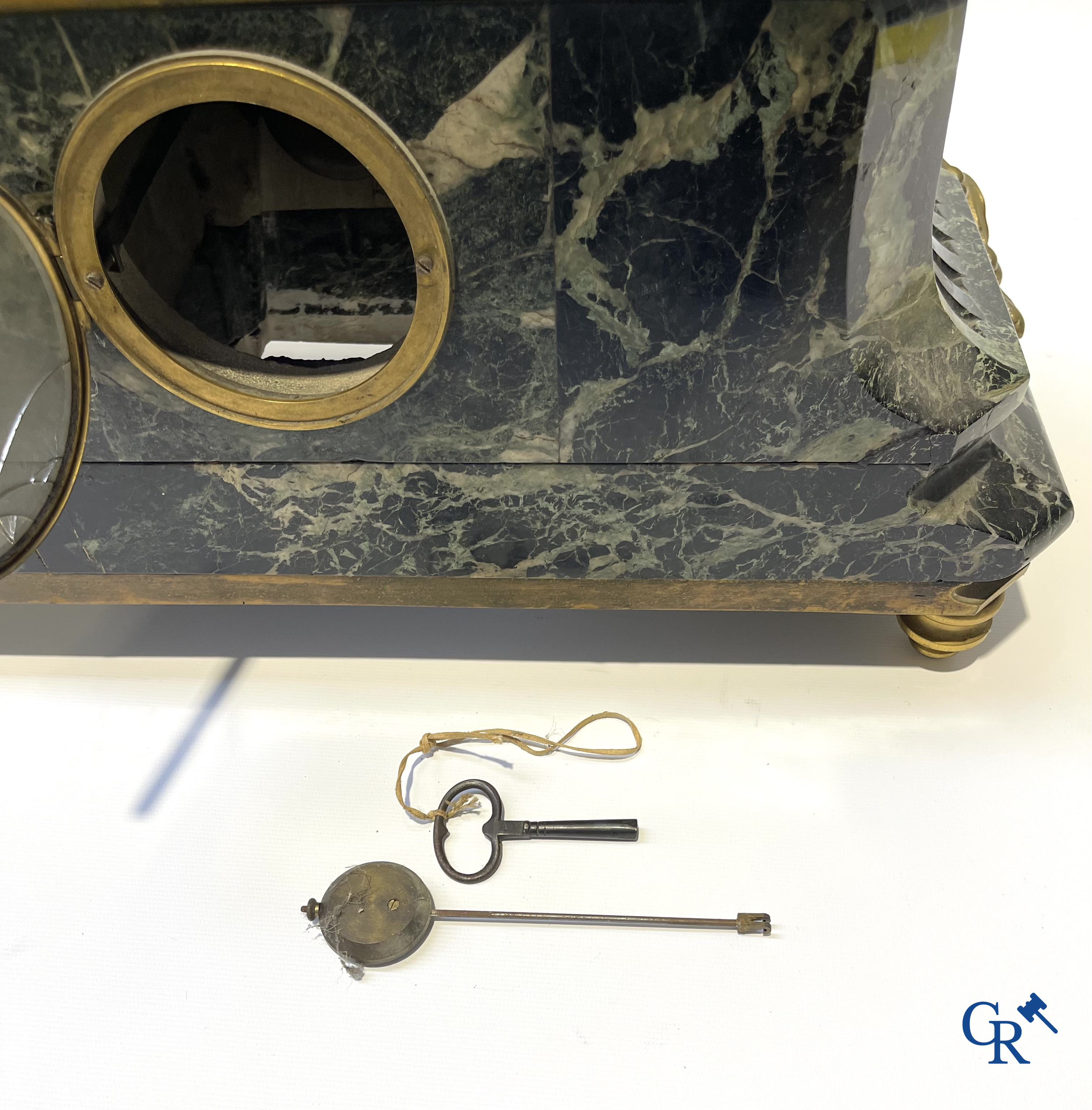 Susse Frères à Paris. Imposante schouwklok in groen geaderde marmer en rijkelijk vergulde bronzen. Napoleon III-periode.