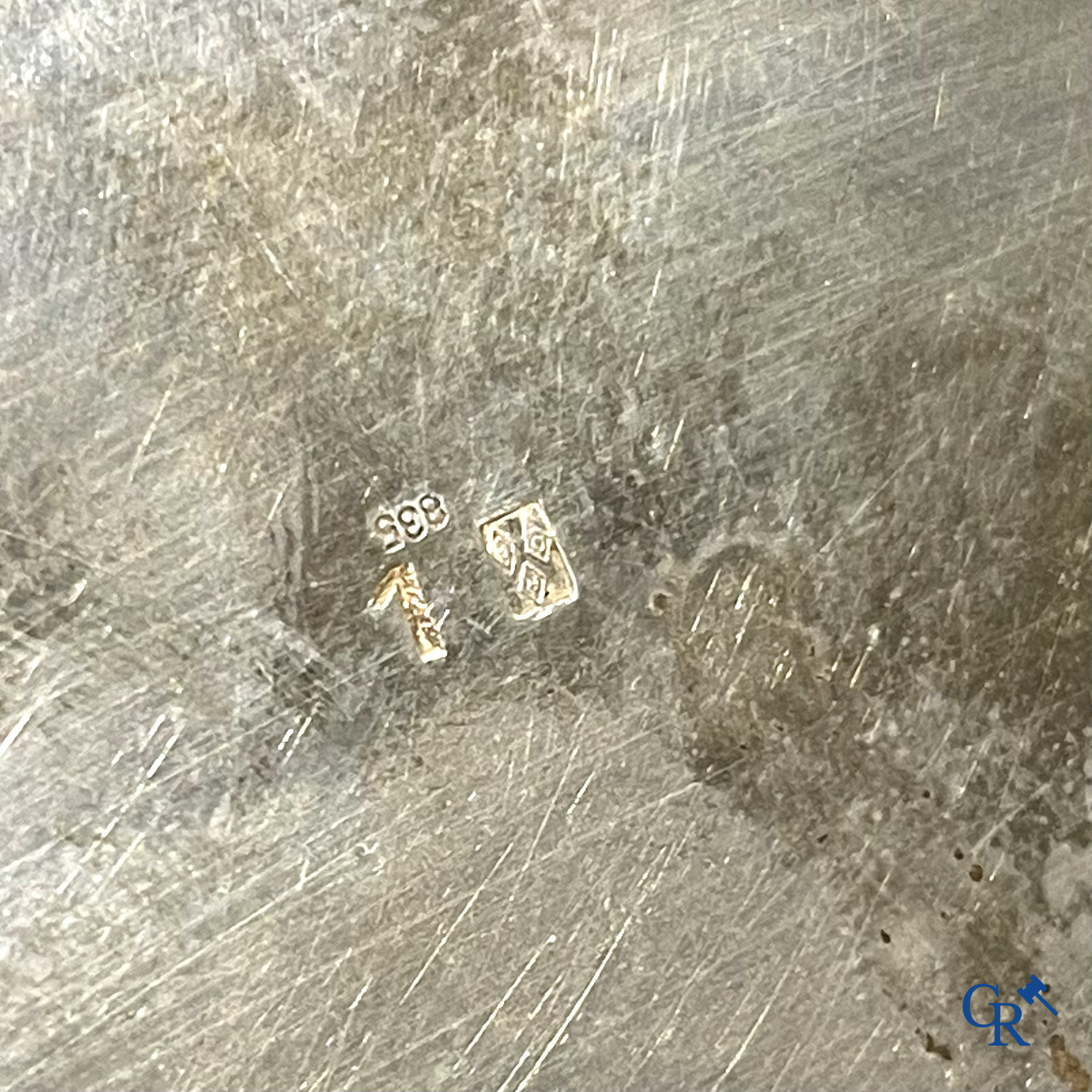 Zilver. Een paar rechthoekige zilveren dekseldozen met bolvormige lobben. 835°/00. 20ste eeuw.