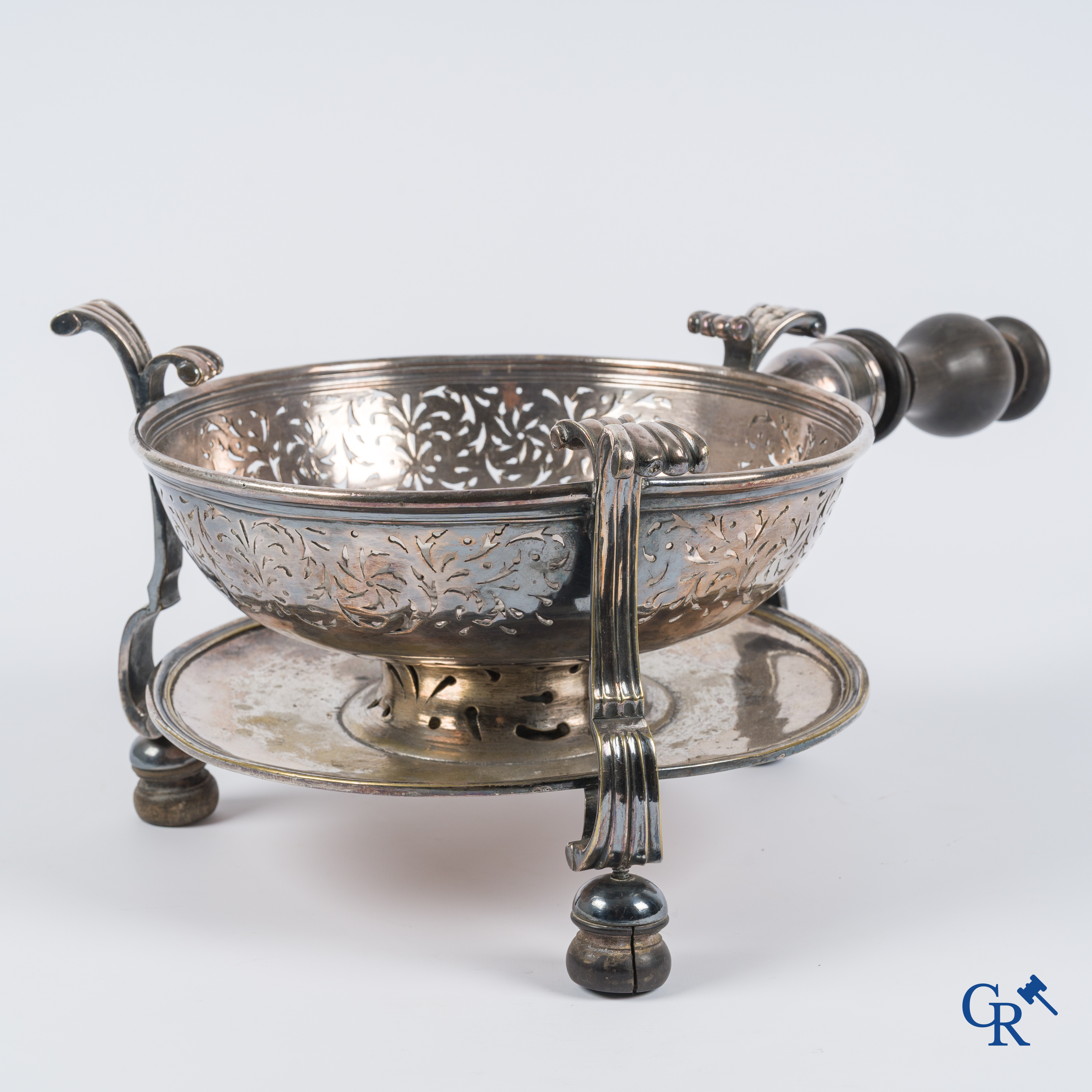 Driepotig tafelfornuis in verzilverd brons. Handvat in ebbenhout. Hoogstwaarschijnlijk Luik. 18e eeuw.