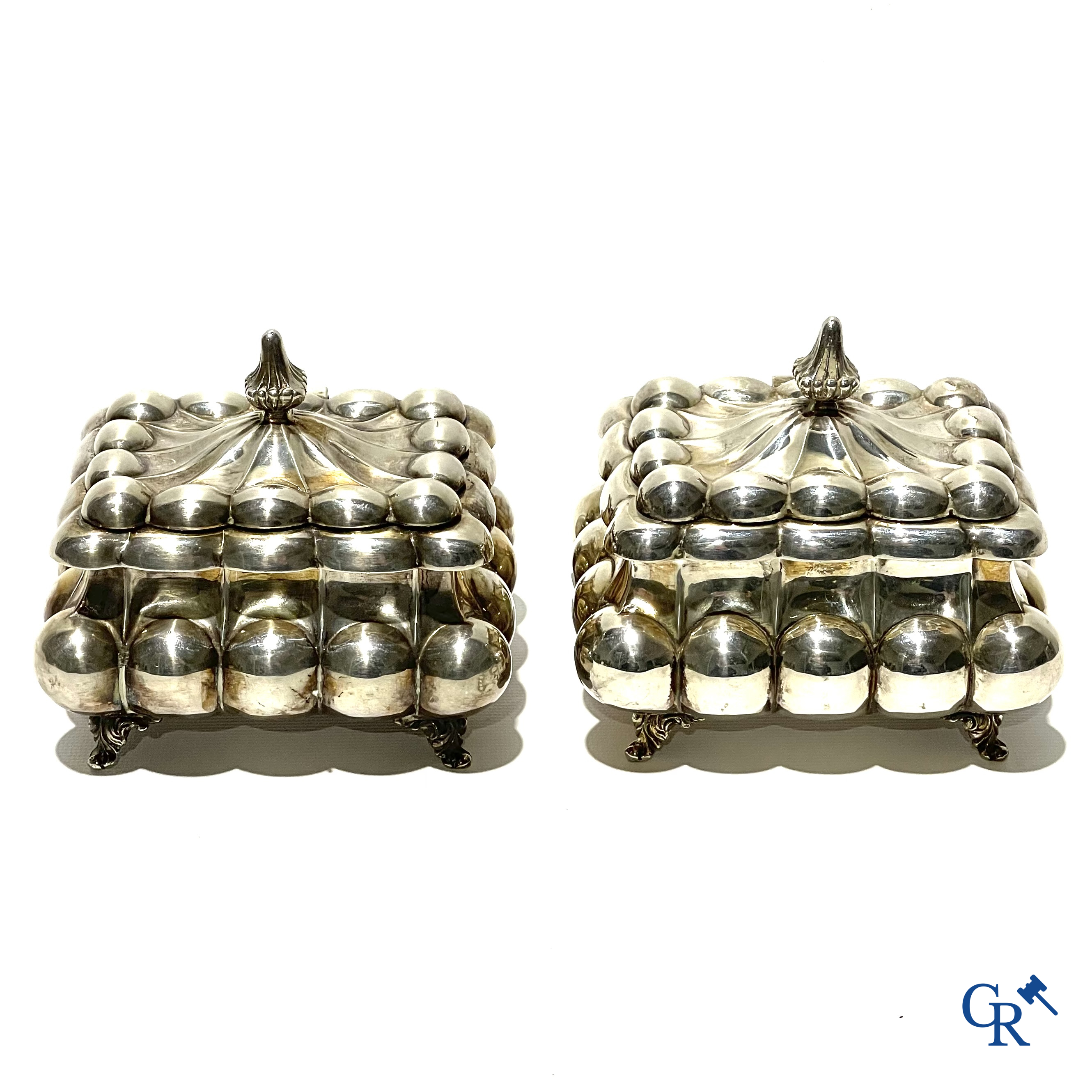 Zilver. Een paar rechthoekige zilveren dekseldozen met bolvormige lobben. 835°/00. 20ste eeuw.