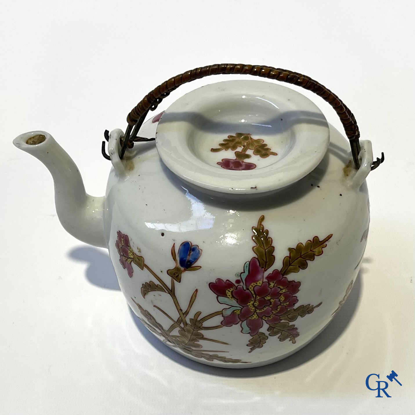 Aziatica. China. Een kavel met Canton porselein, een theepot en famille rose porselein met gele ondergrond.