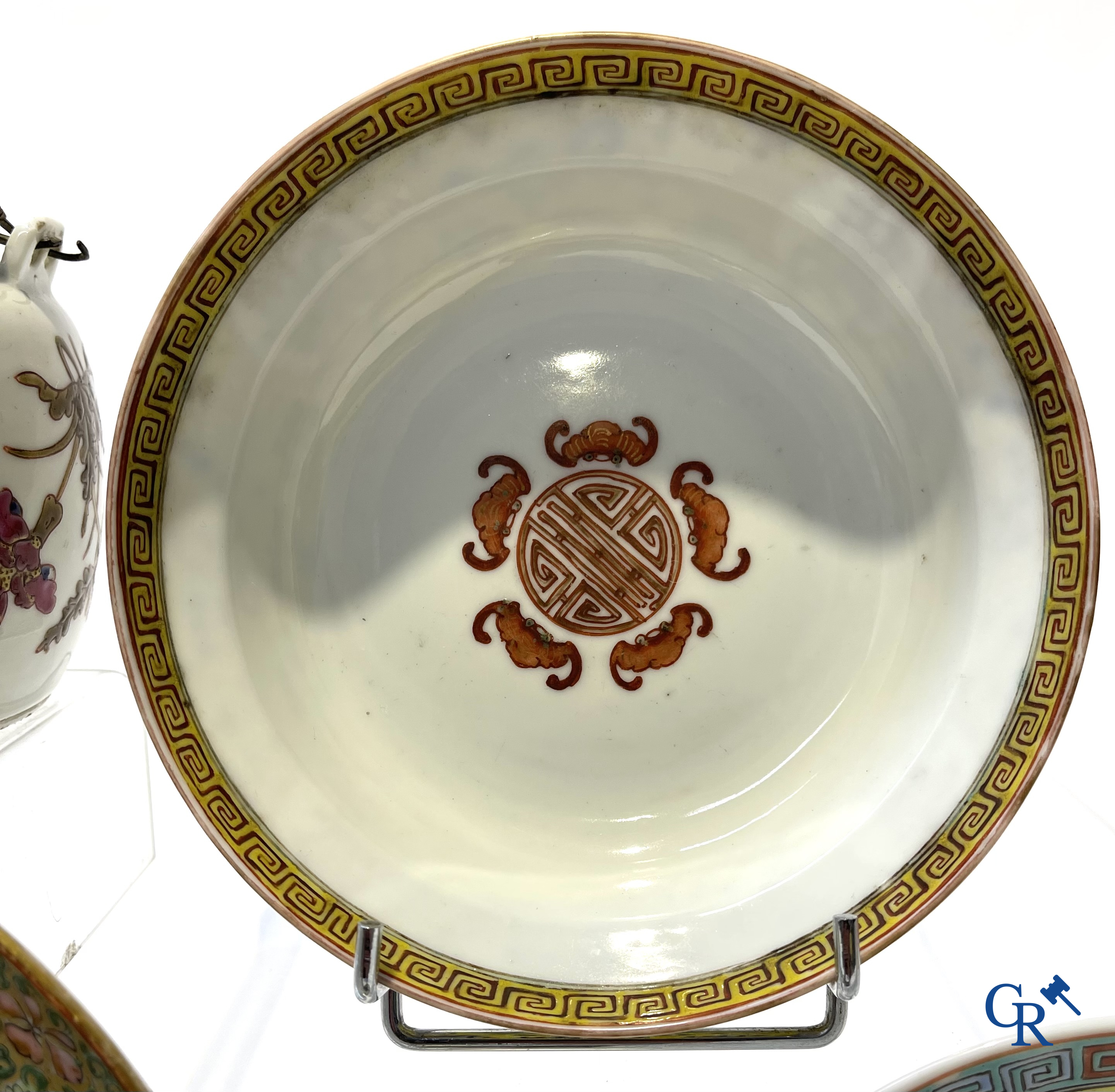 Aziatica. China. Een kavel met Canton porselein, een theepot en famille rose porselein met gele ondergrond.