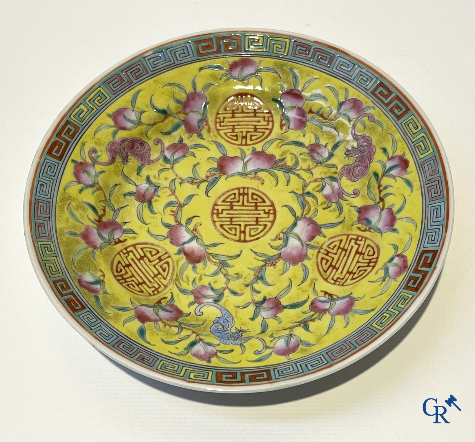 Aziatica. China. Een kavel met Canton porselein, een theepot en famille rose porselein met gele ondergrond.