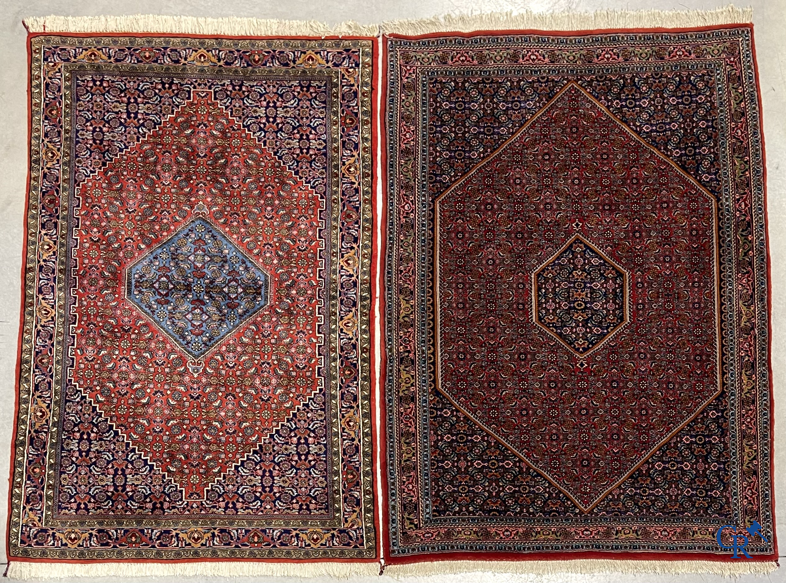 Oosterse tapijten. 2 handgeknoopte tapijten in wol.