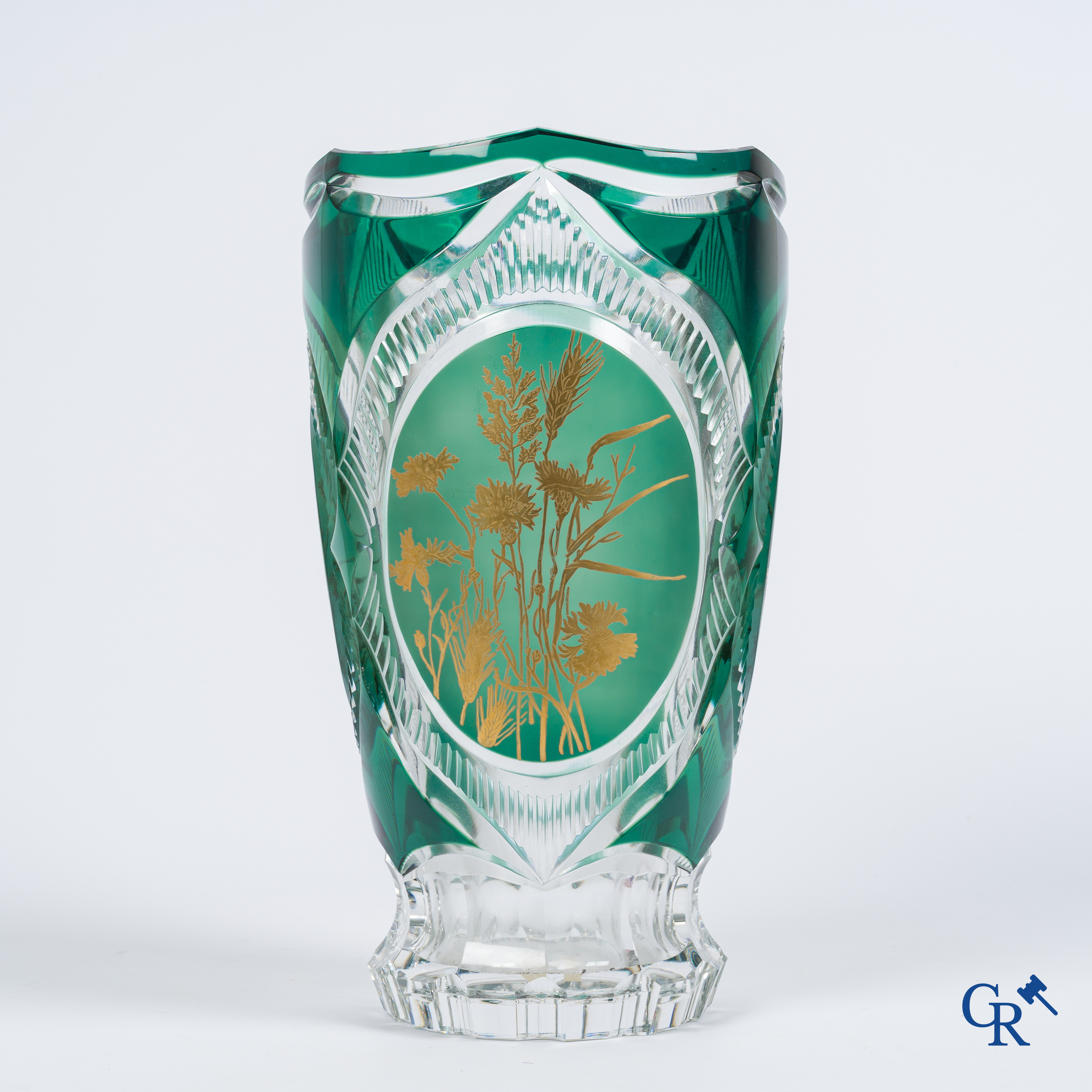 Val Saint Lambert. Een uitzonderlijke en imposante vaas in helder en smaragd groen geslepen kristal.