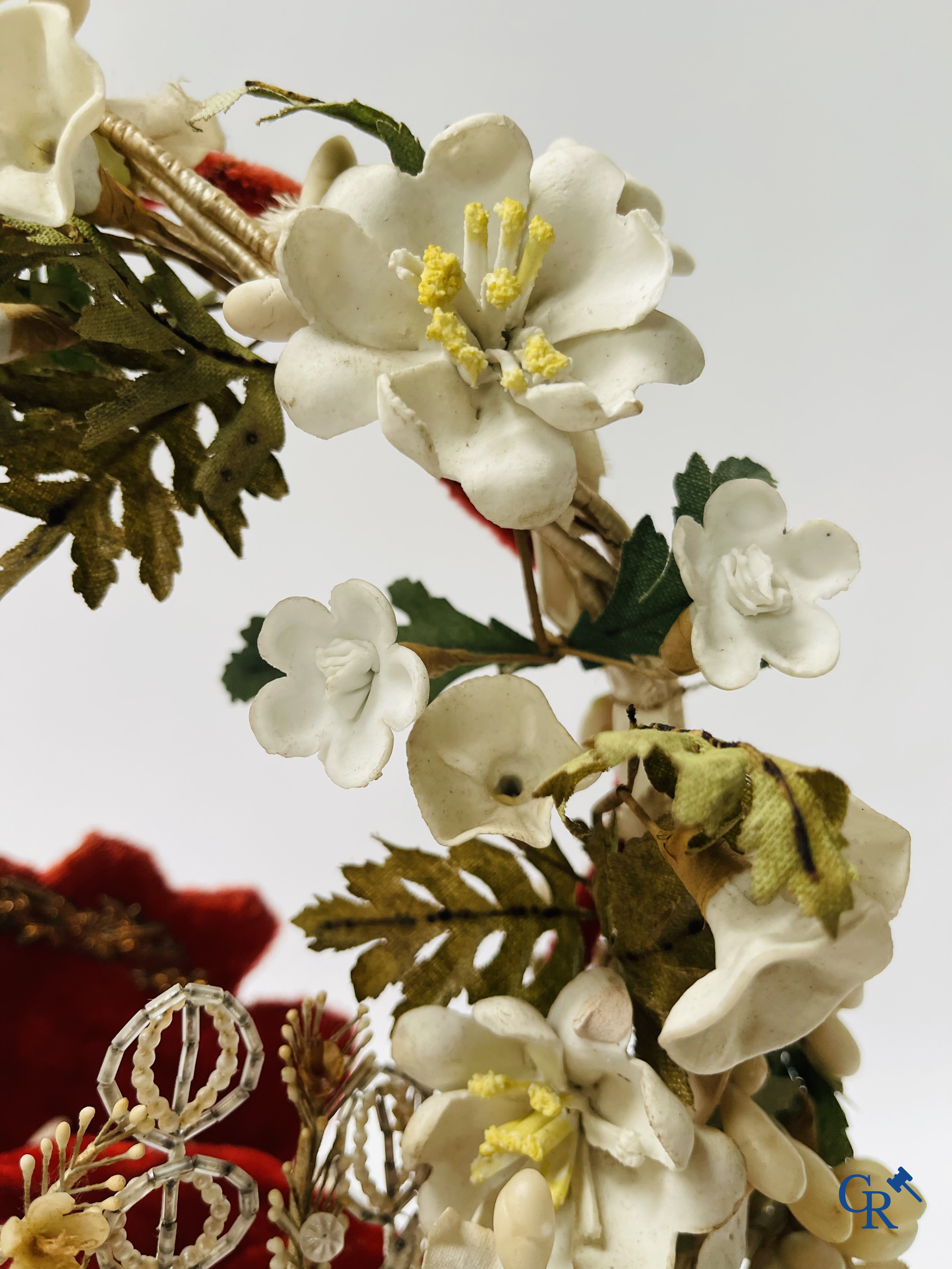 2 domes with wedding bouquet, one with flowers in biscuit, another with mirrors, dated 1908.