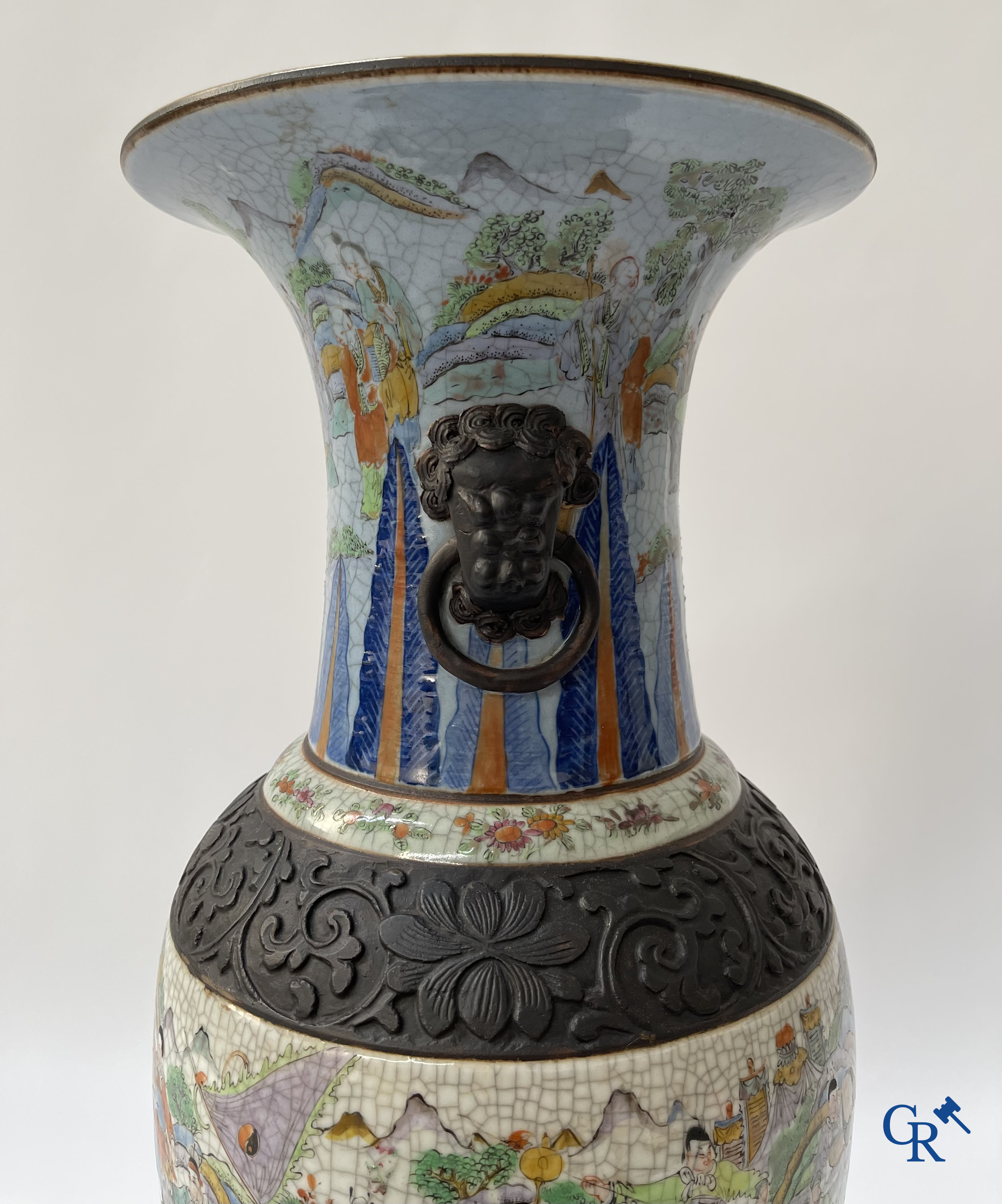 Aziatica, Chinese Nanking vaas met een voorstelling van krijgers. Gemerkt. 19e eeuw.