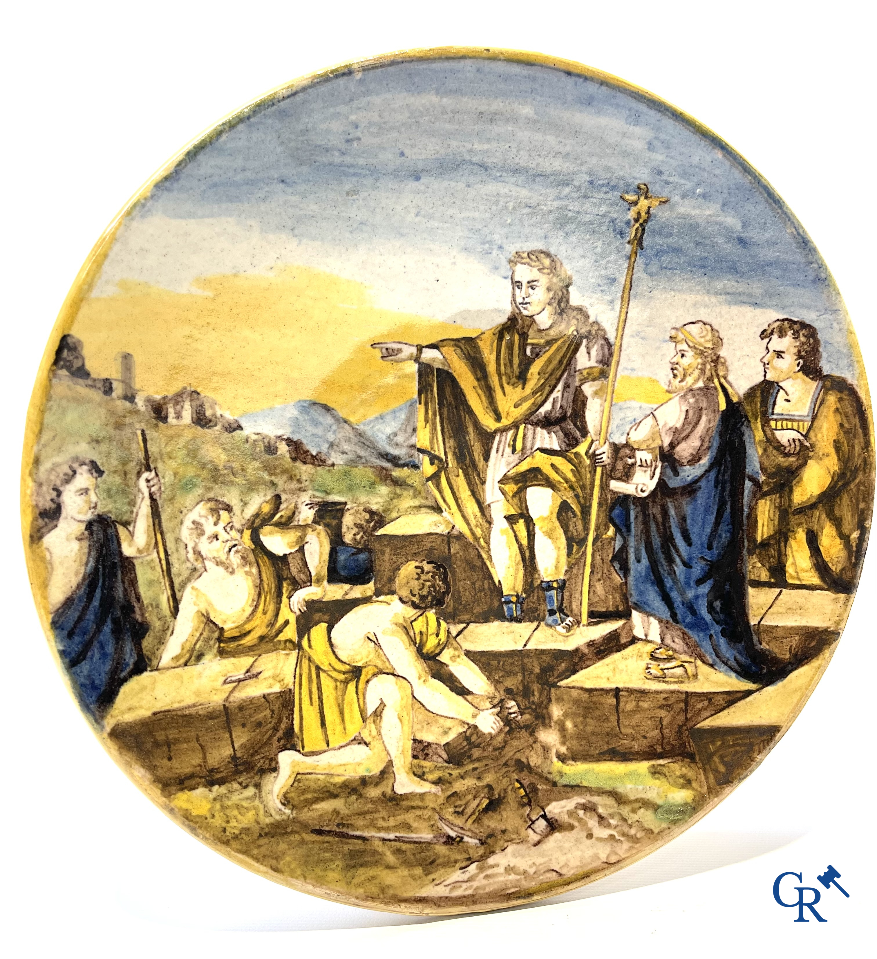 2 grote borden in Italiaanse polychrome faience en een hout gesculpteerde calvarieberg. 18e-19e eeuw.