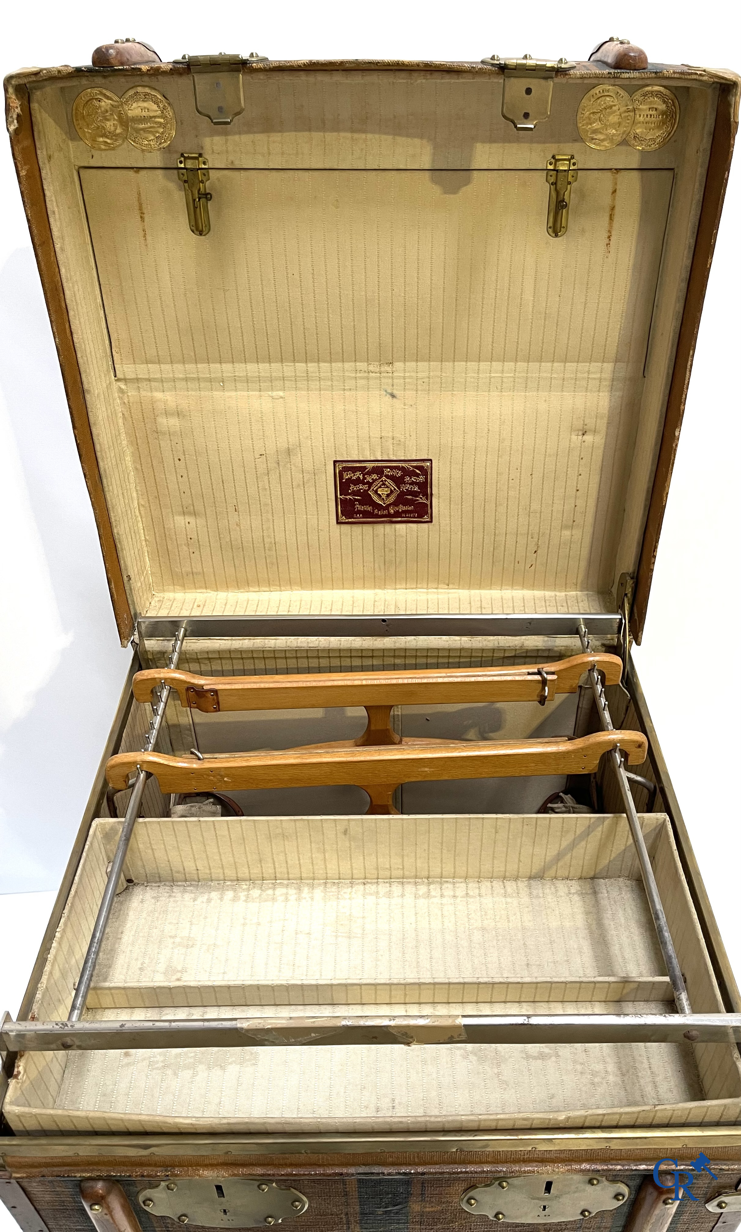 Antieke koffer. Buitengewone grote reiskoffer met dressing. Meerdere schuiven en opbergvakken. Circa 1900.