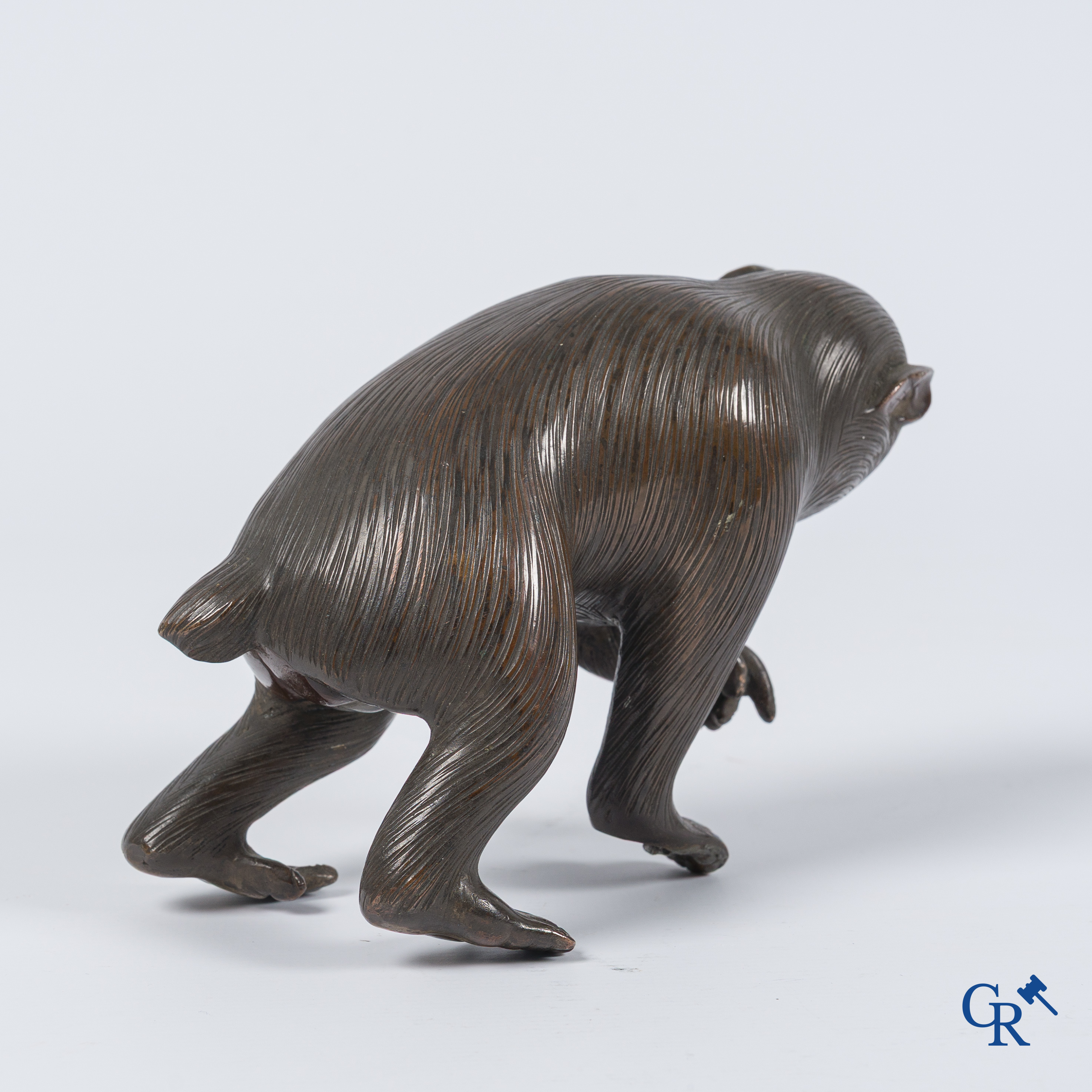 Aziatica. Japan. Een bronzen aapje. Meiji-periode.