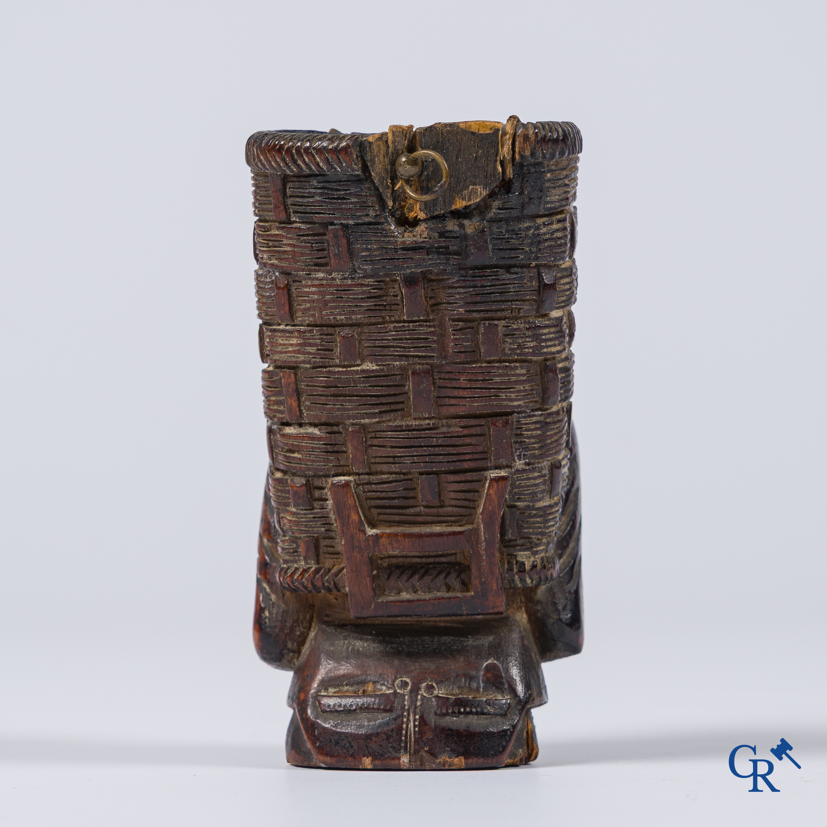 Buttenman drinkbeker. Gildebeker van de druivenplukkers. Gesneden fruithout. Rijnstreek of Zwitserland, 17e eeuw.