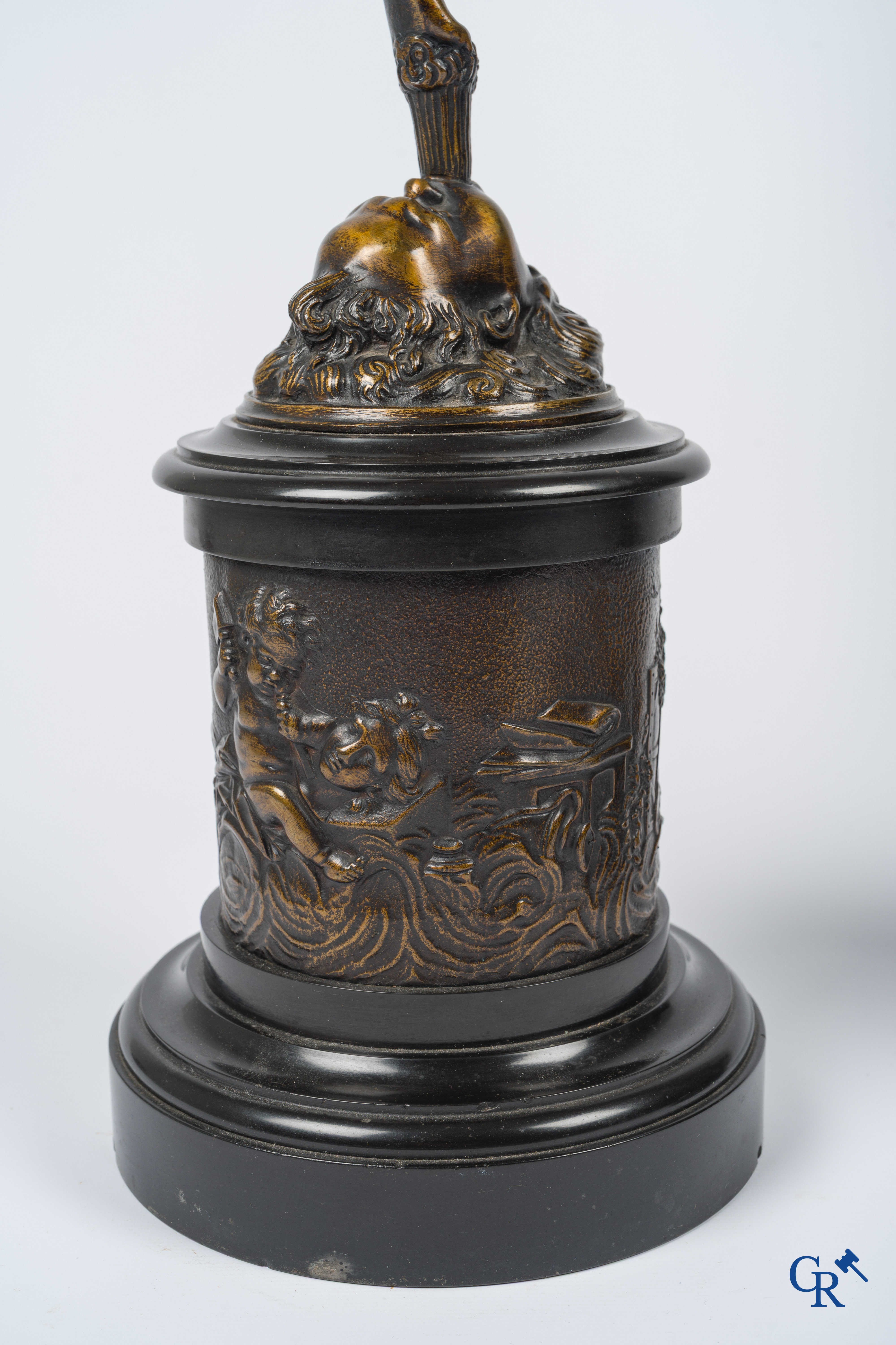 Een paar imposante bronzen beelden in de antieke stijl naar een model van Jean De Bologne.