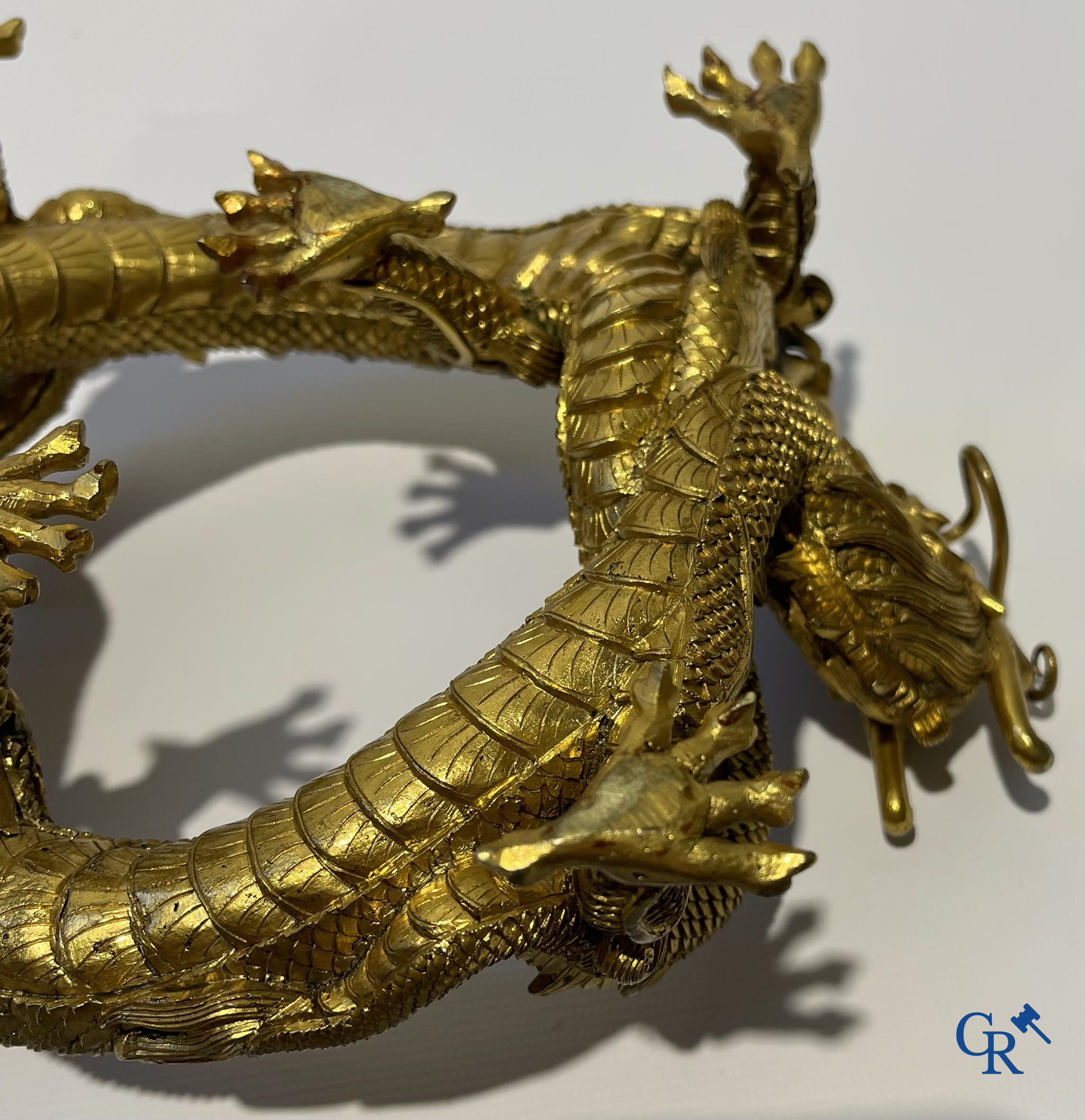 Aziatica. China. Een zeldzame Chinese drakensokkel in verguld brons. Qing Dynastie.