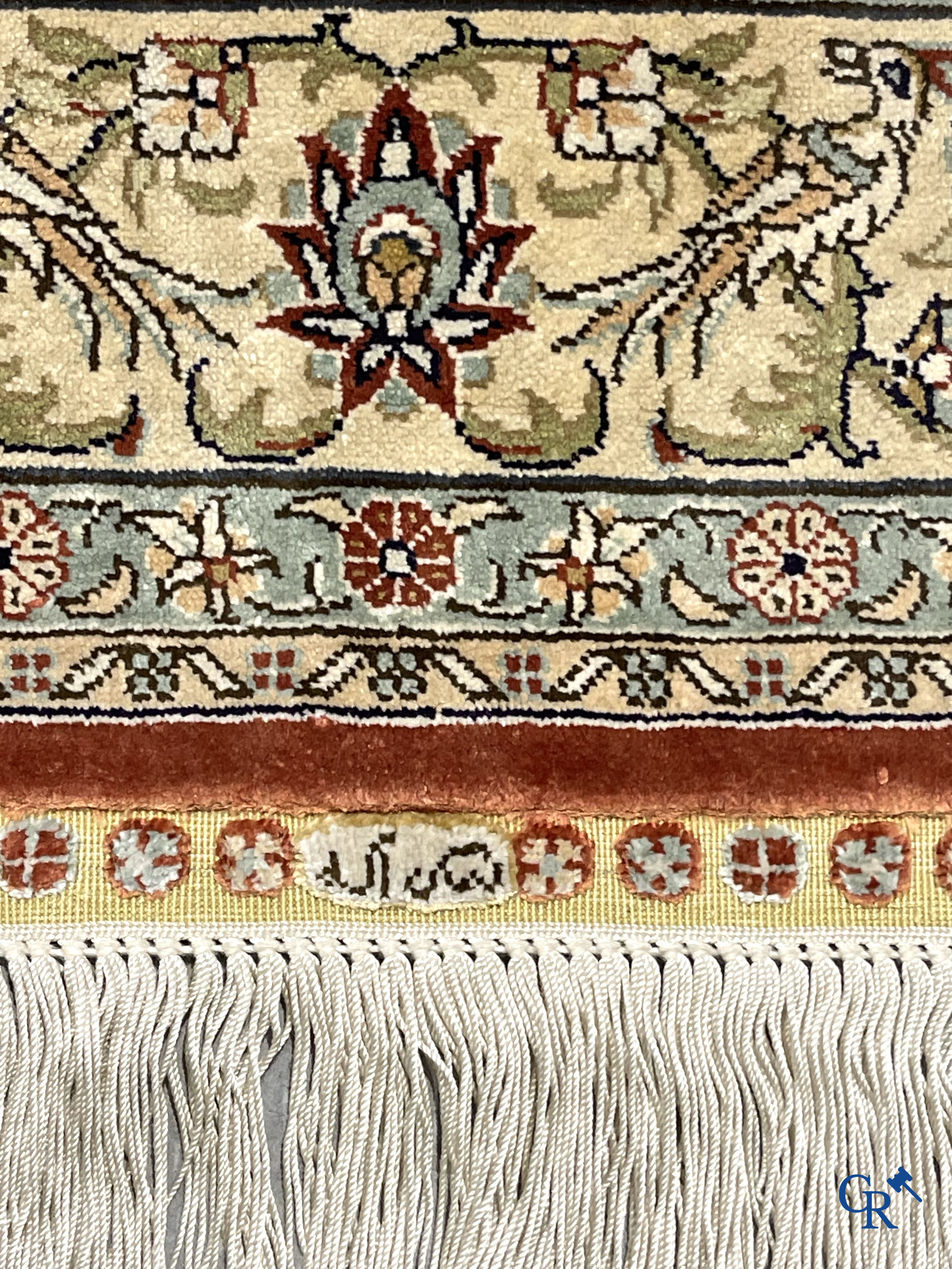 Oosterse tapijten. Hereke. Een fijn handgeknoopt zijden tapijt met dieren en vogels in het woud. Gesigneerd.