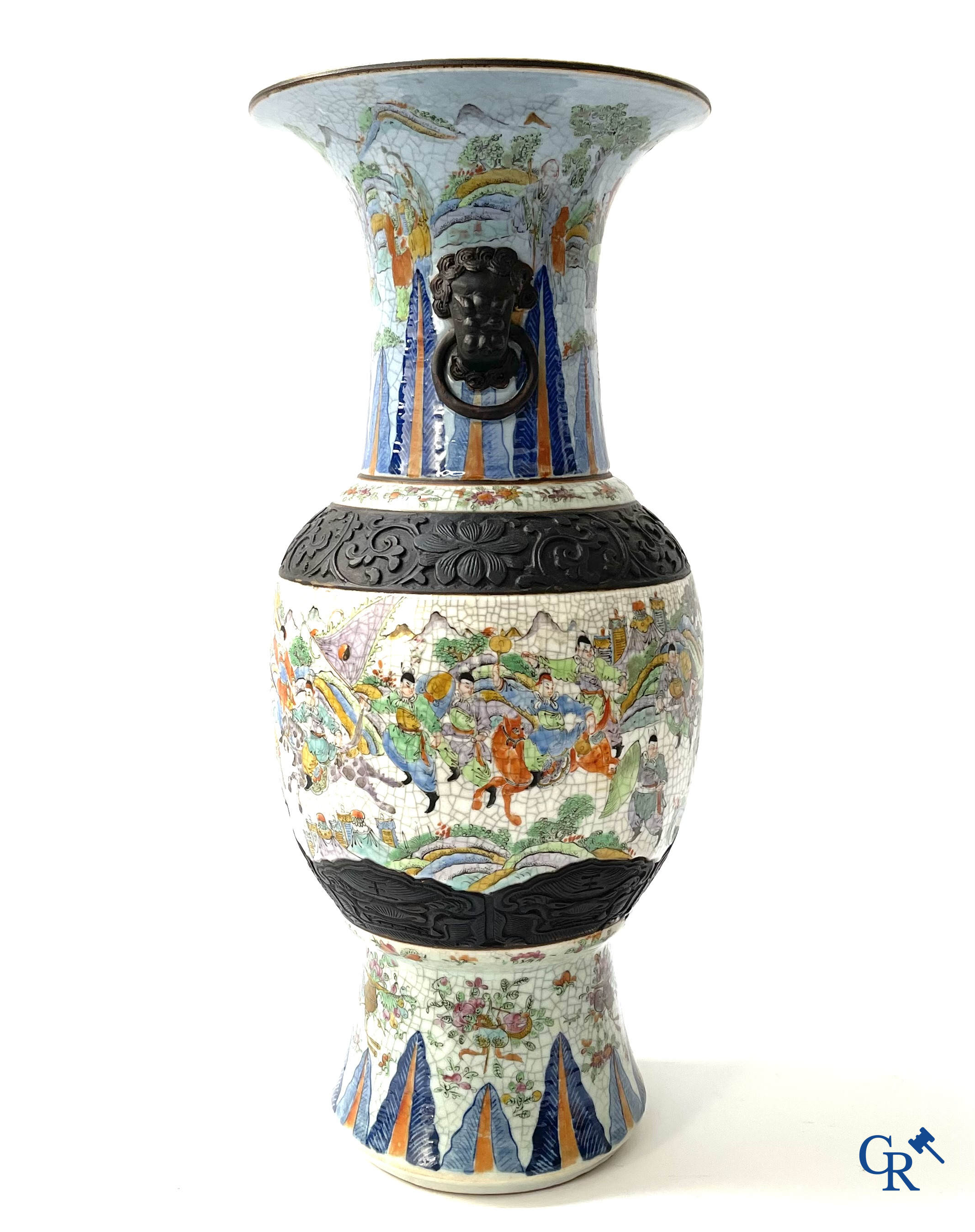 Aziatica, Chinese Nanking vaas met een voorstelling van krijgers. Gemerkt. 19e eeuw.