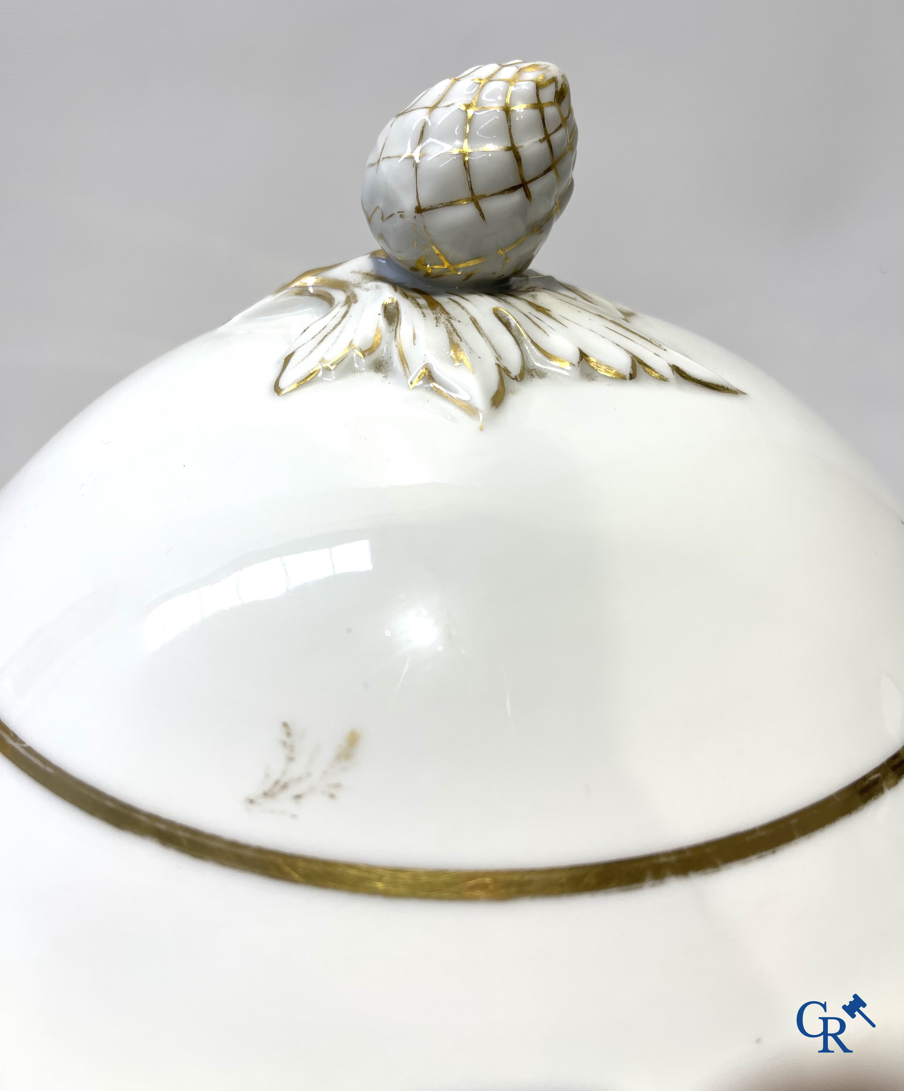 Uitgebreid tafelservies in Brussels porselein. 19de eeuw.