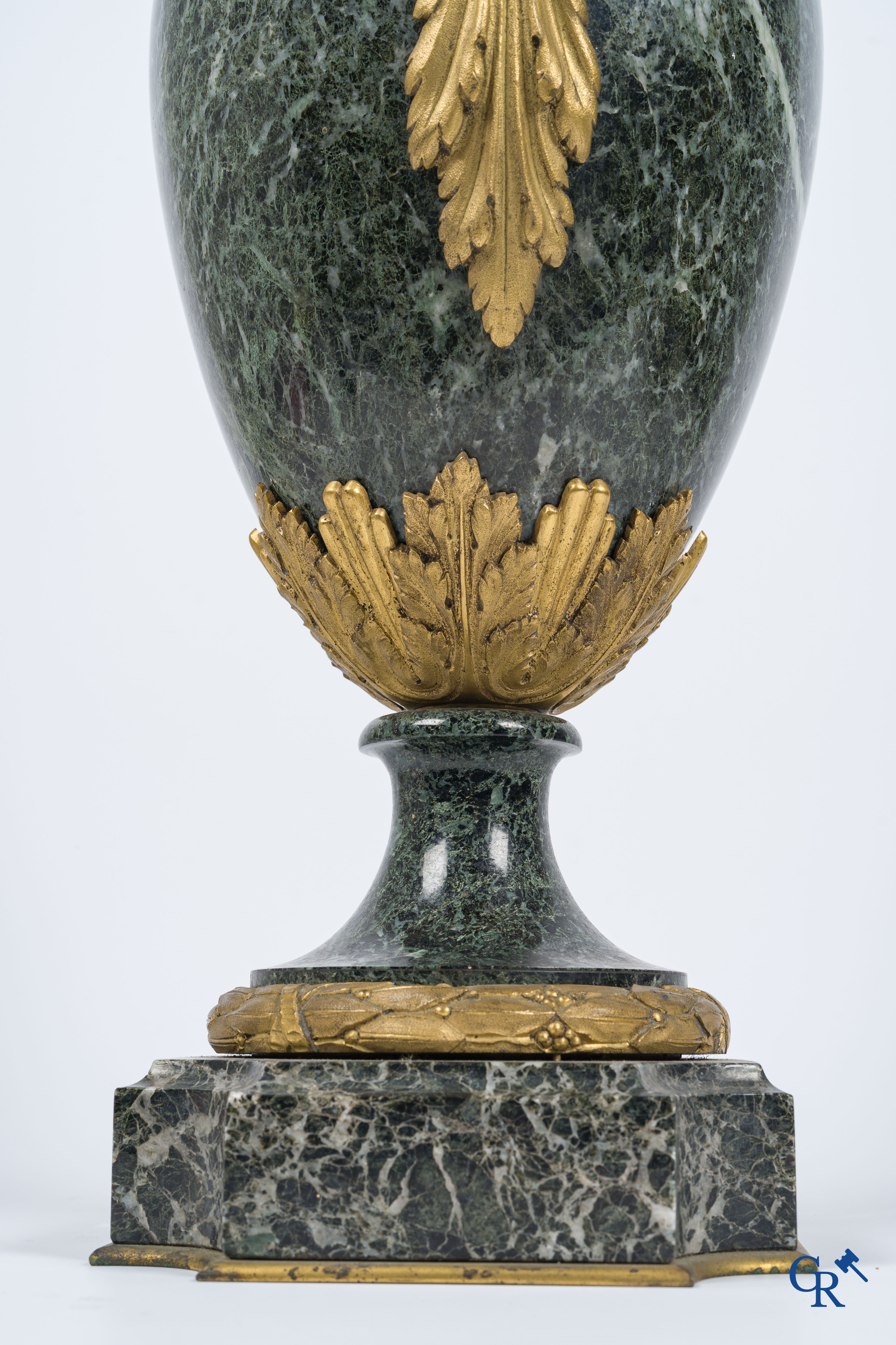 Een paar grote cassolettes in groen geaderde marmer en vergulde brons. LXVI-stijl, circa 1900.