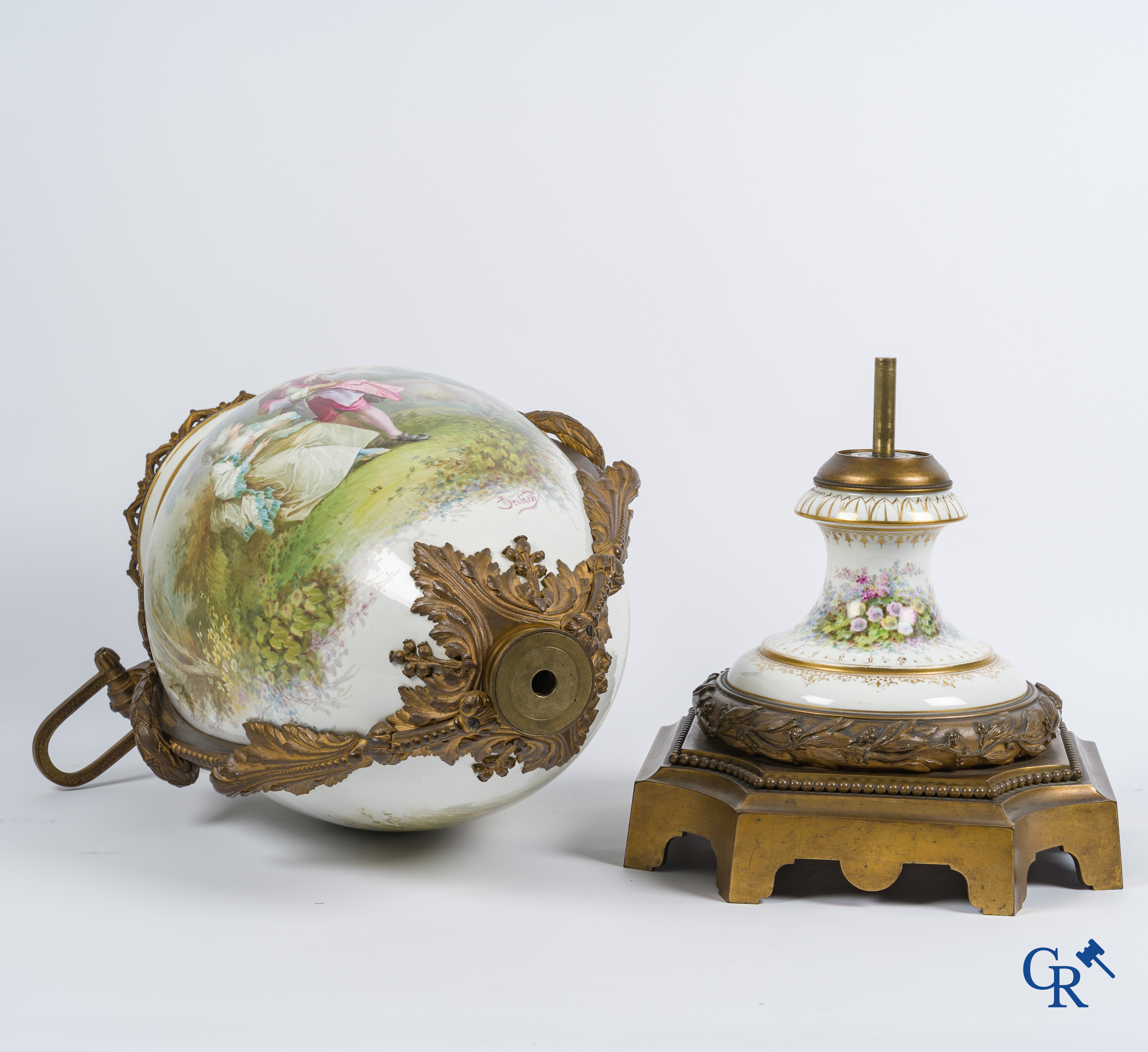 Sèvres. Een paar grote vazen op draaisokkel in Sèvres porselein met bronzen monturen. Gesigneerd Bertren. LXVI-stijl.