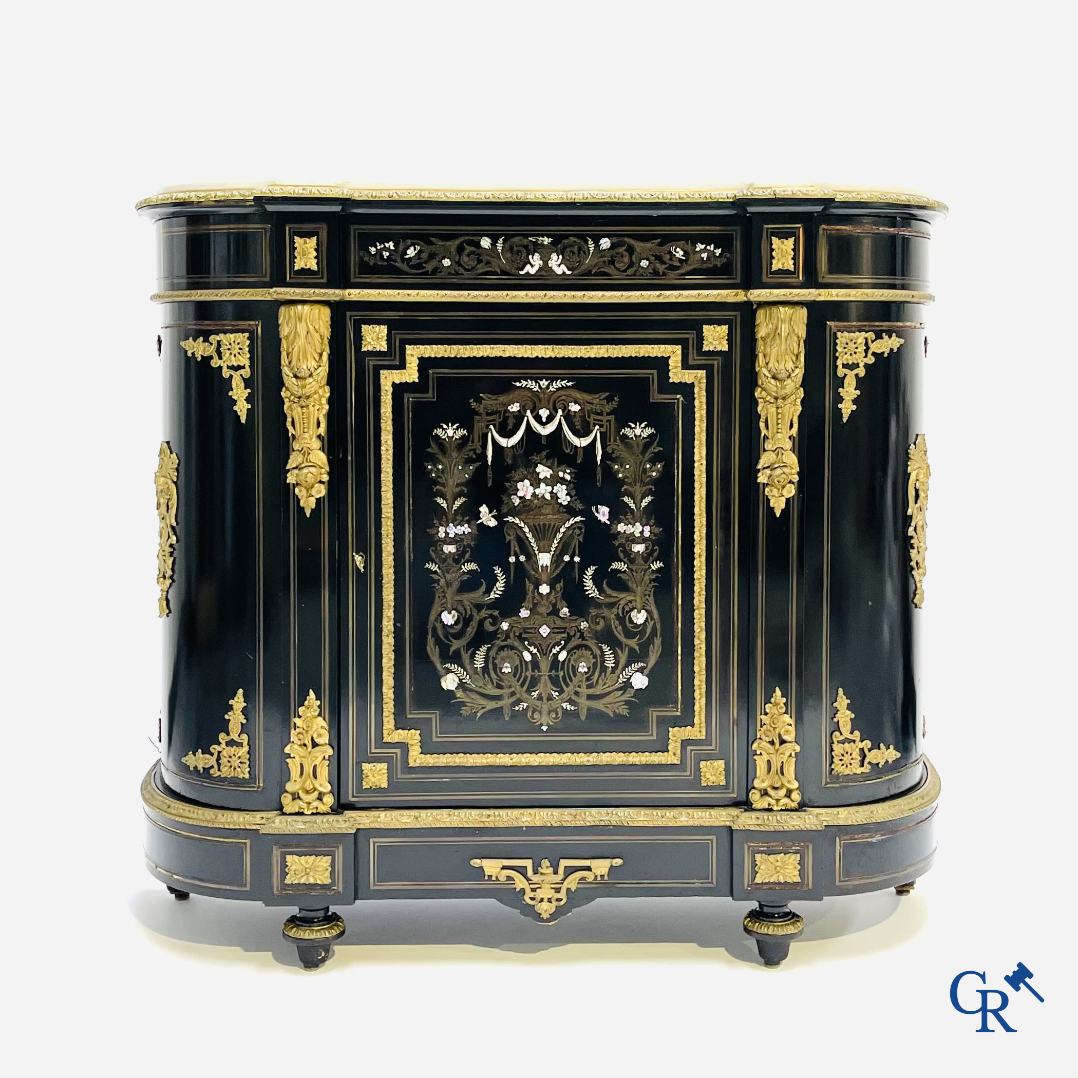 Napoleon III meubel in zwartgelakt hout en bronsbeslag. Marquetterie in de stijl van Boulle en parelmoer inlegwerk.
