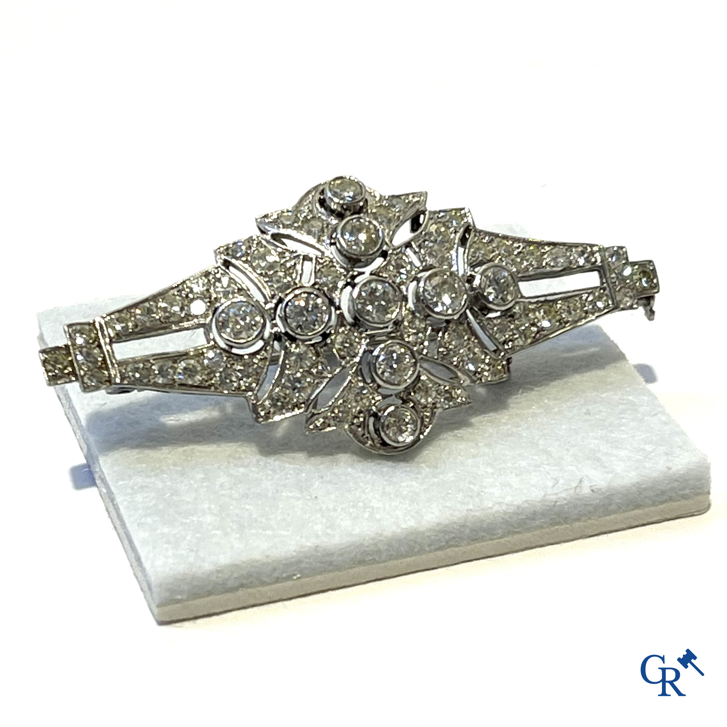 Juwelen: Een broche in witgoud 750°/00 bezet met briljanten.