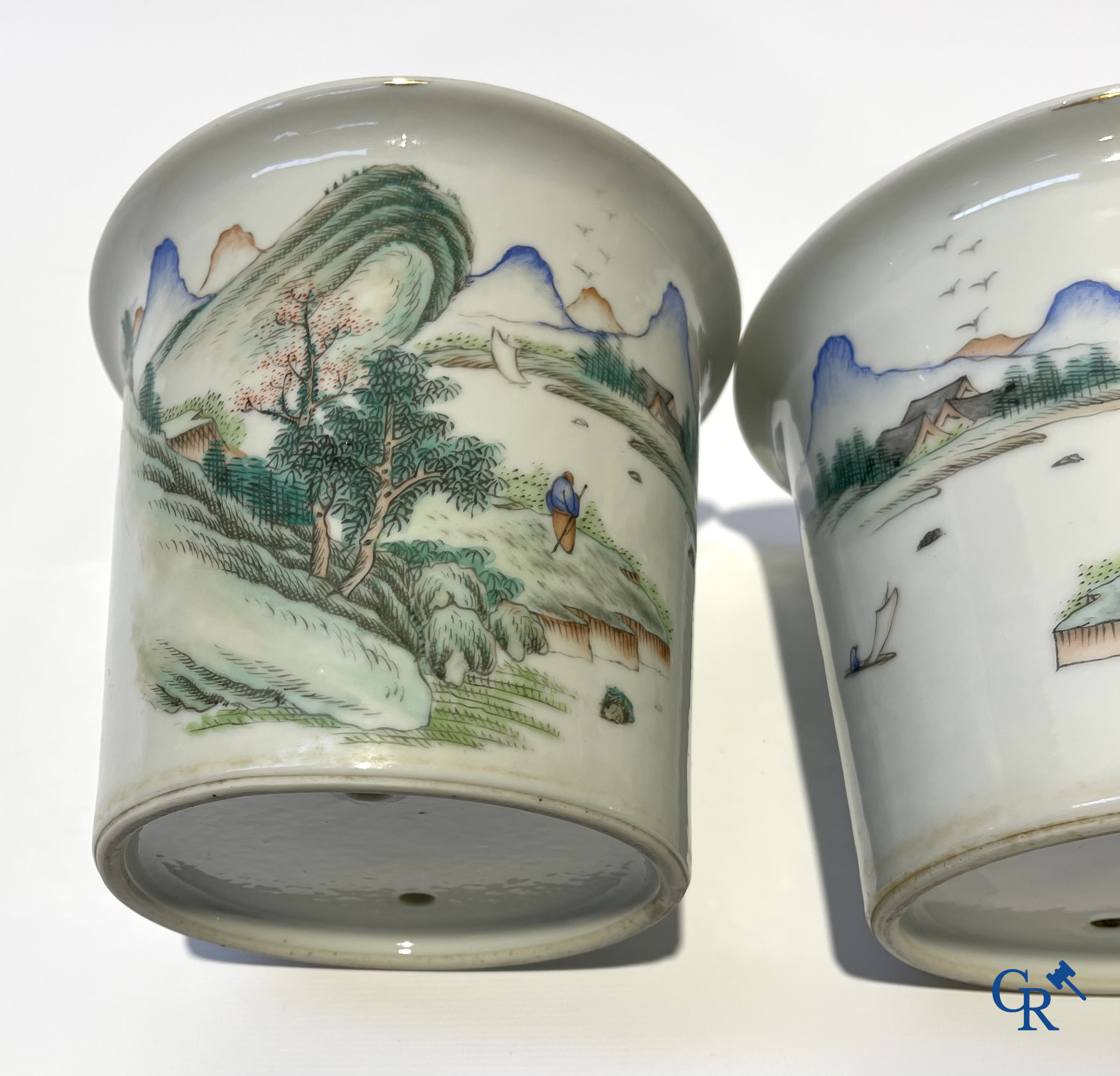 Asian Art. Chinese porcelain. A pair of jardinières with landscapes.