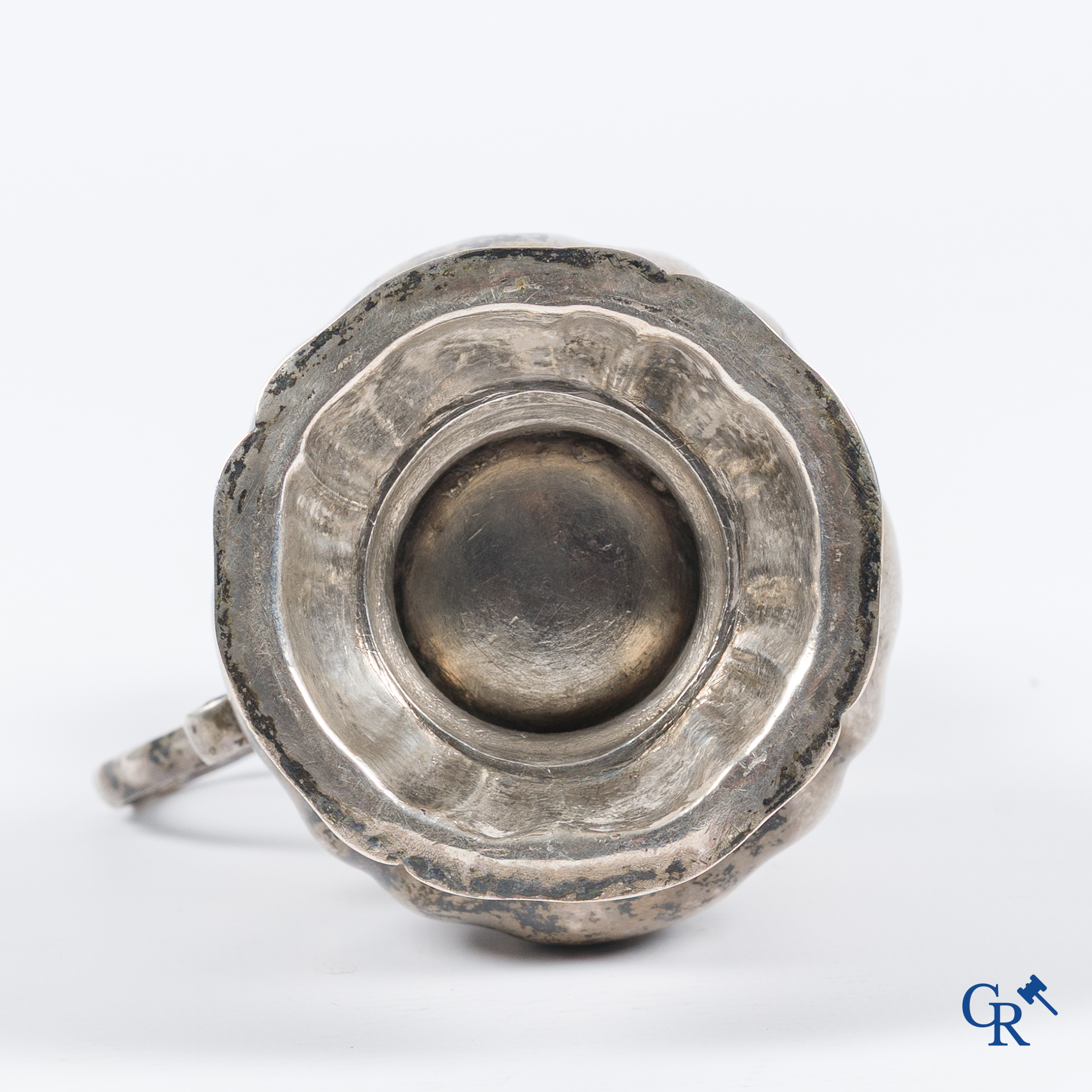 Zilver. Mosterdpot in zilver. Duimsteun met masker. Vermoedelijk België, 18e eeuw.