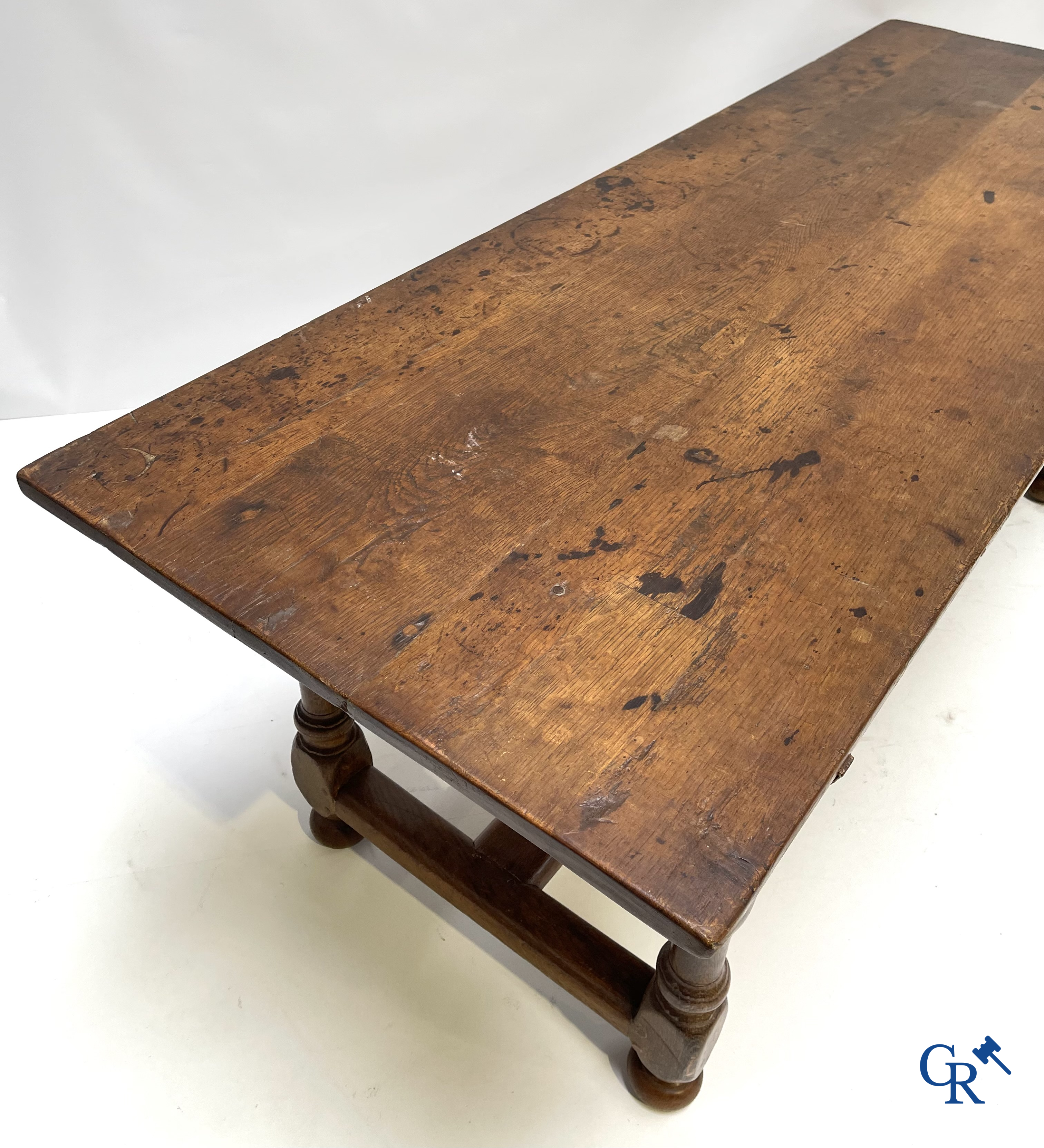 Eikenhouten tafel. 19e eeuw.