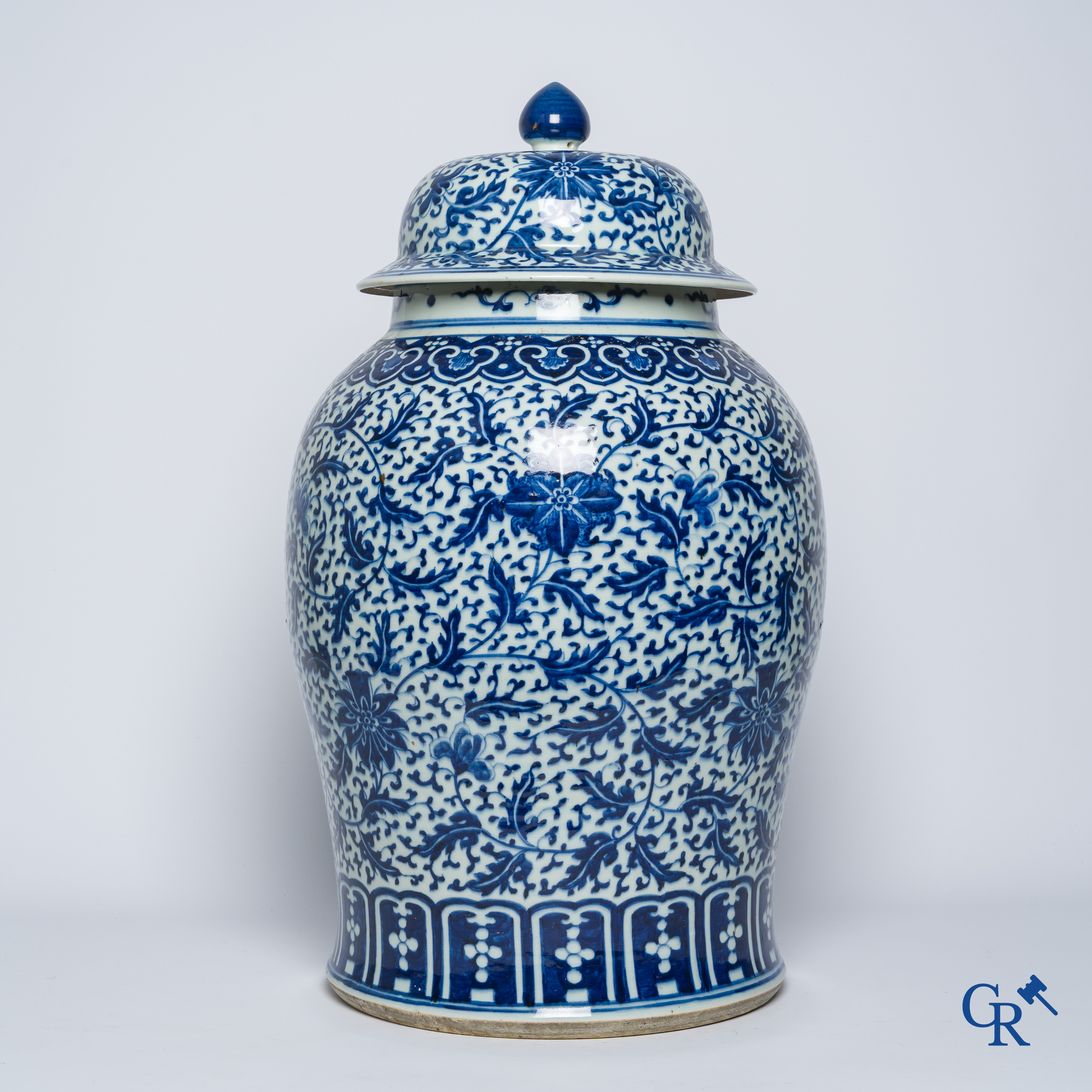 Aziatica. Chinees porselein. Een imposante Chinese blauw wit balustervaas en deksel met decor van lotusrollen. 19e eeuw.