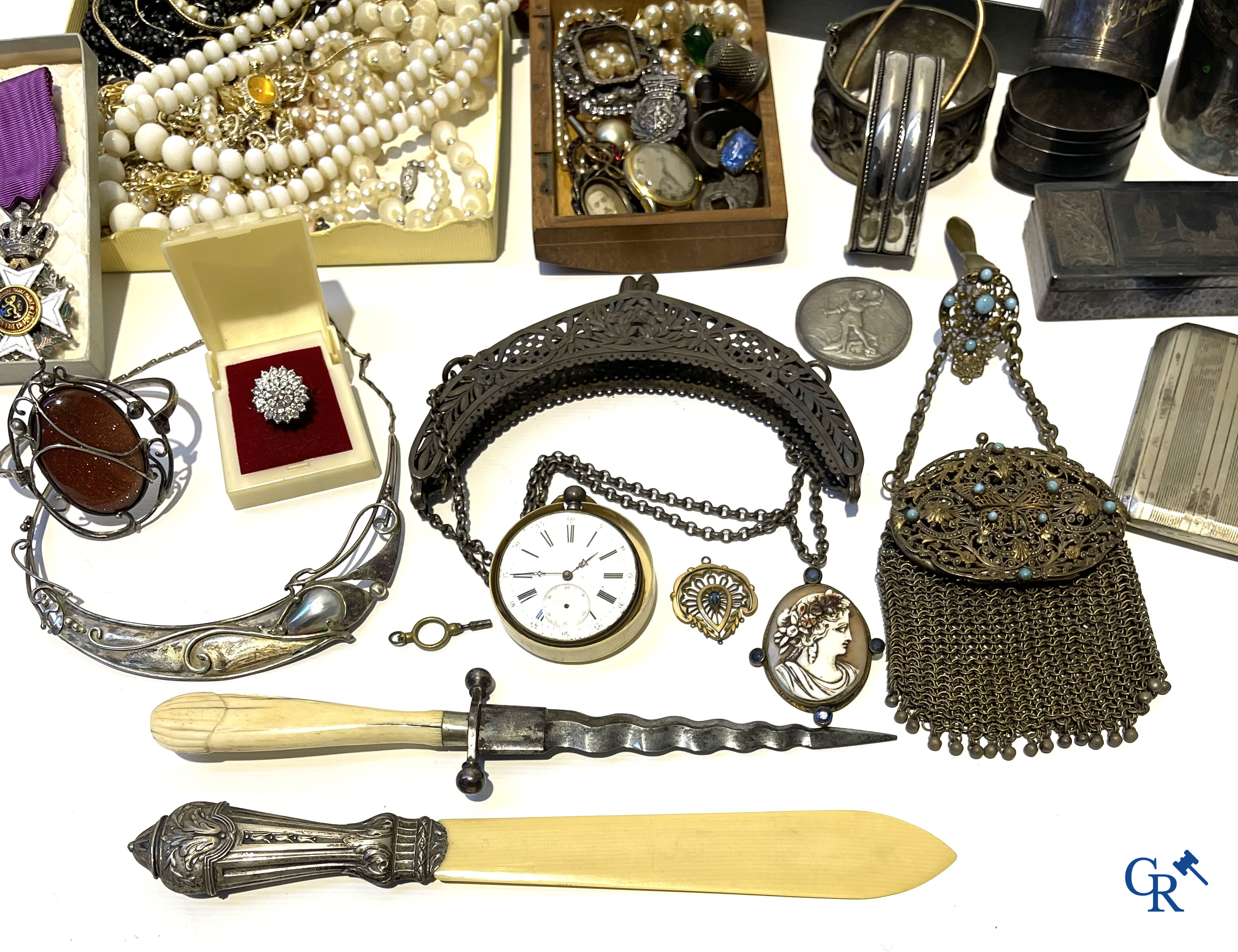 Groot lot verzamelobjecten, zakhorloge, fantasiejuwelen en andere. Meerdere in zilver.