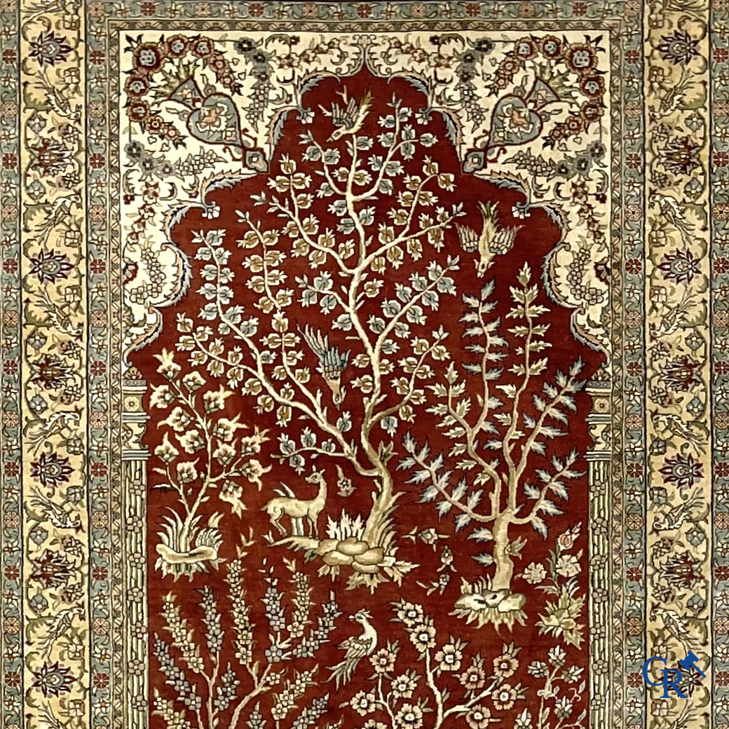 Oosterse tapijten. Hereke. Een fijn handgeknoopt zijden tapijt met dieren en vogels in het woud. Gesigneerd.