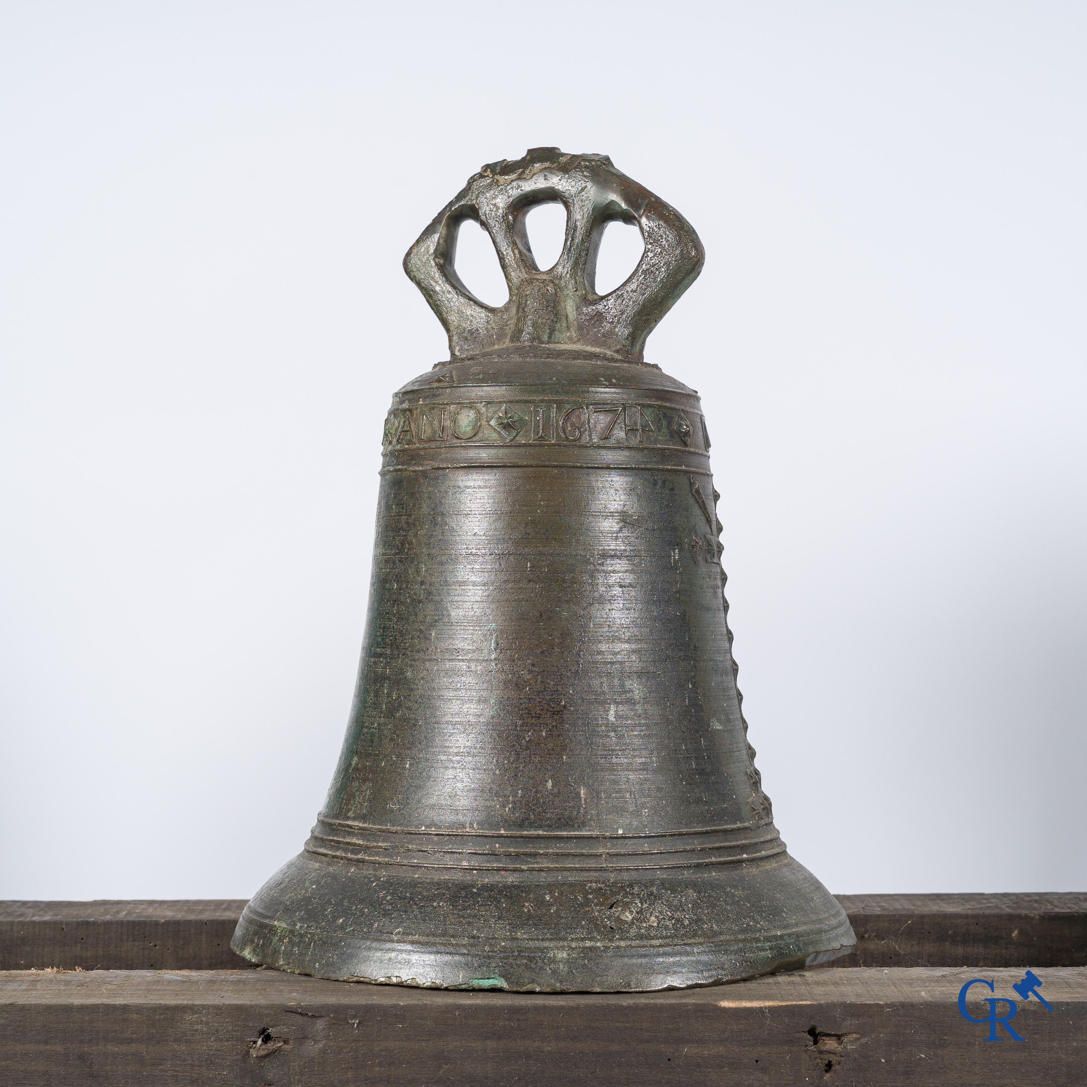 Religieuze objecten. Een antieke kerk kroonklok of bel in brons. Inscriptieband. Gedateerd 1674.