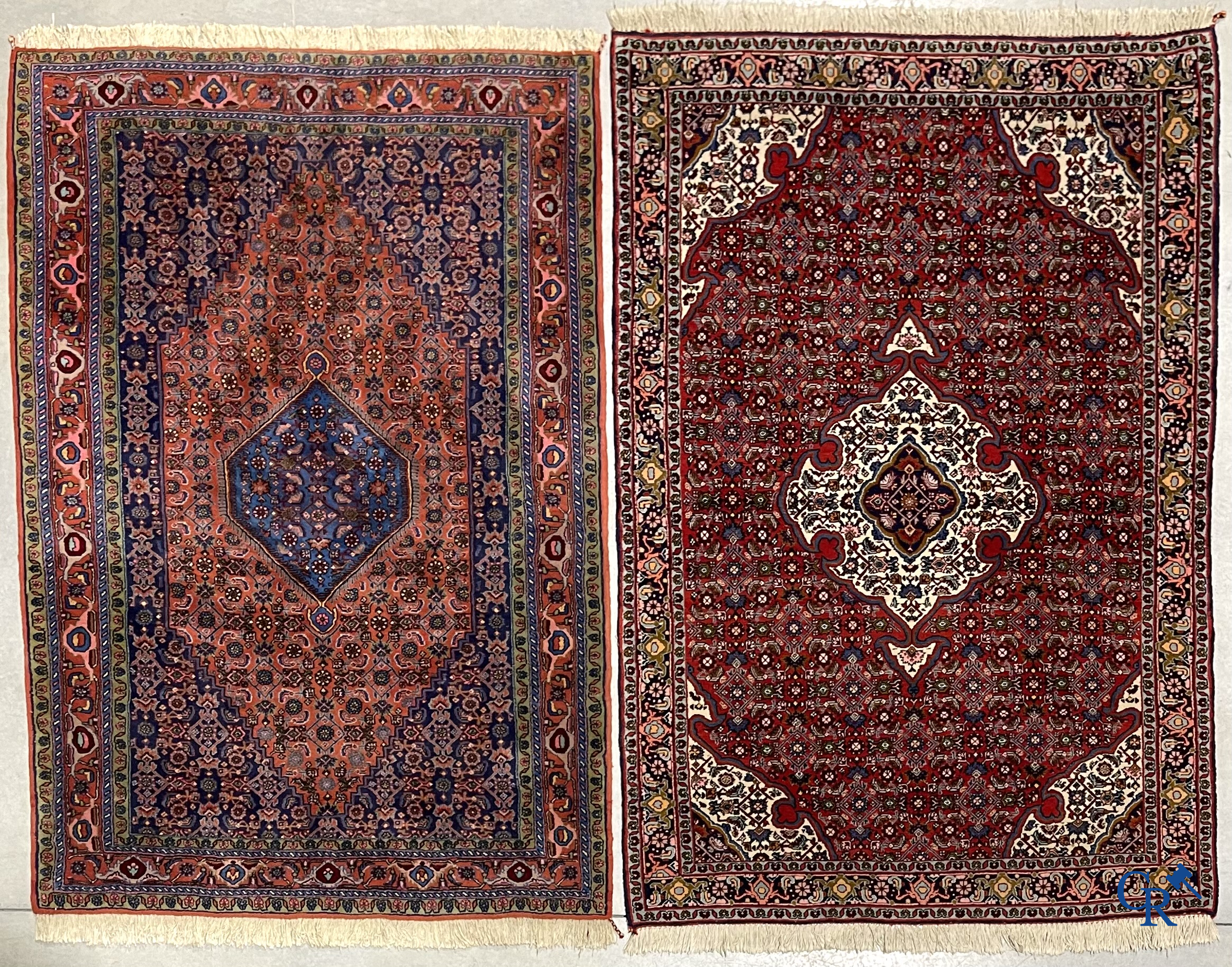 Oosterse tapijten. 2 handgeknoopte tapijten in wol.